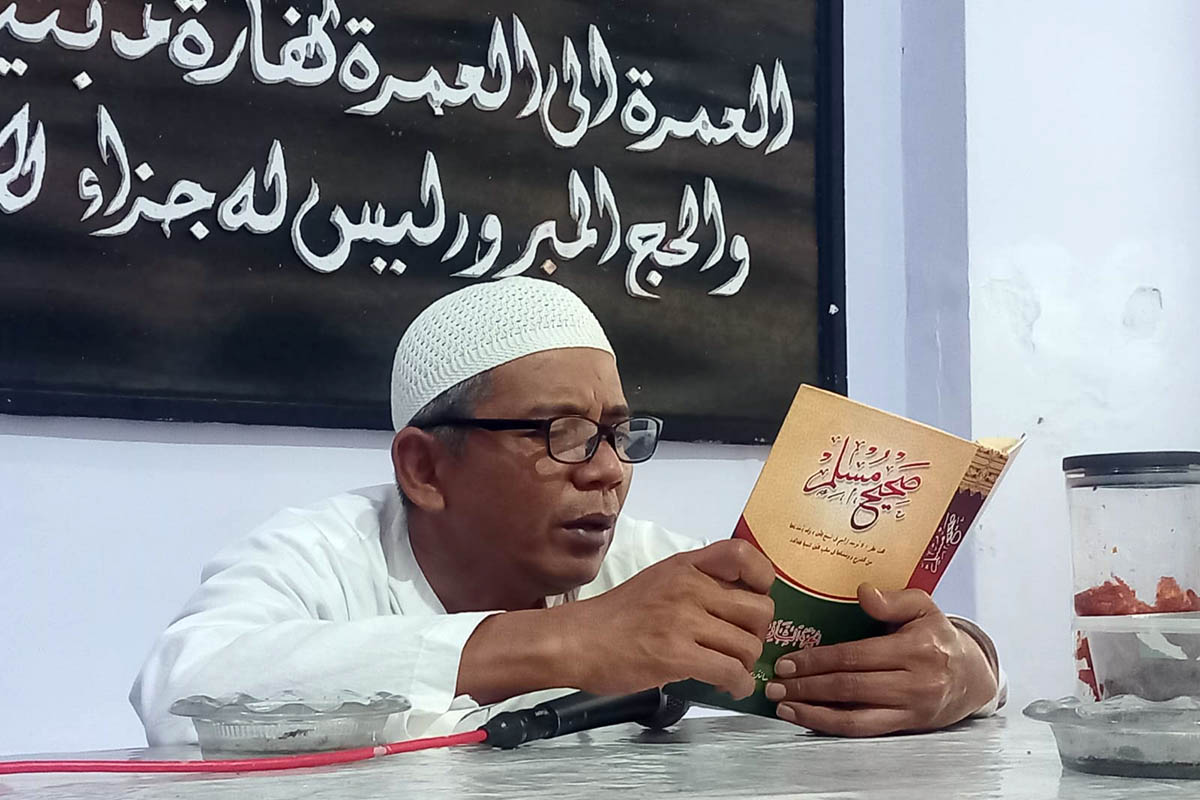 PENGASUH: Pengasuh Ponpes Roudlotut Tholibin, KH Abdul Karim saat mengajar.