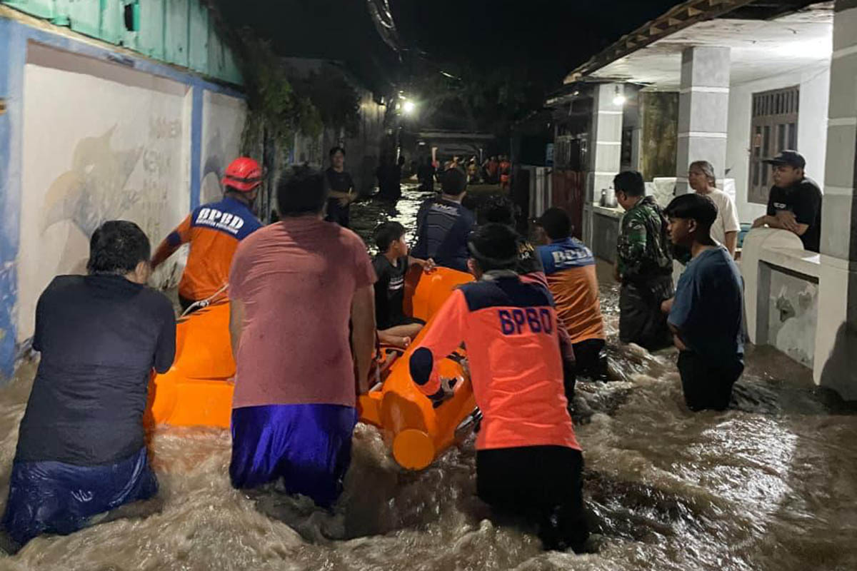 Personel BPBD saat mengevakuasi korban banjir di Kecamatan Kraksaan, Kabupaten Probolinggo, Sabtu (21/2) lalu.