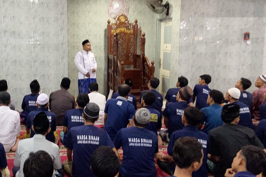 BERIBADAH: Sejumlah warga binaan Lapas Kelas IIB Pasuruan, melaksanakan ibadah tarawih.
