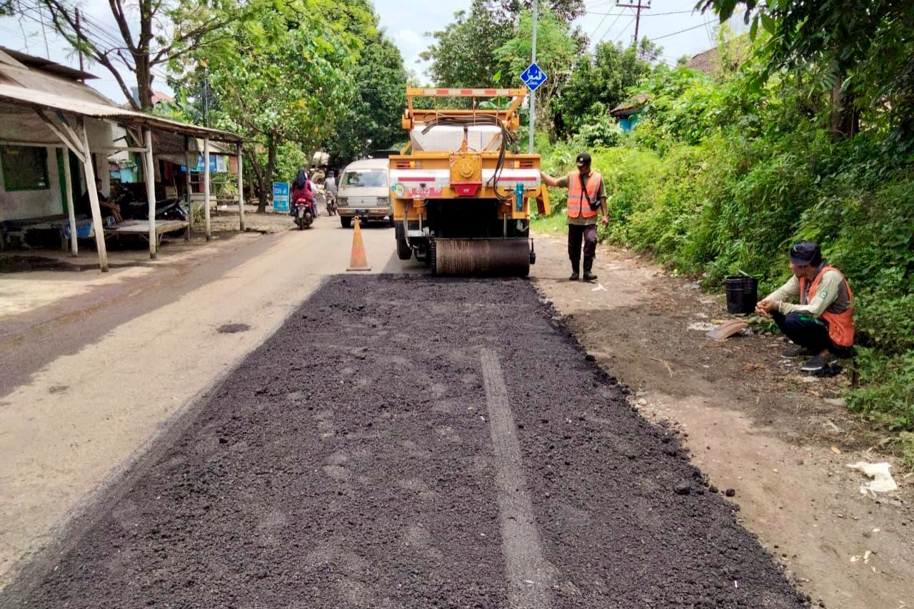 PEMELIHARAAN : DPUPR Kabupaten Probolinggo melakukan pemeliharaan tiga ruas jalan yang berlubang menggunakan truk alpomain.