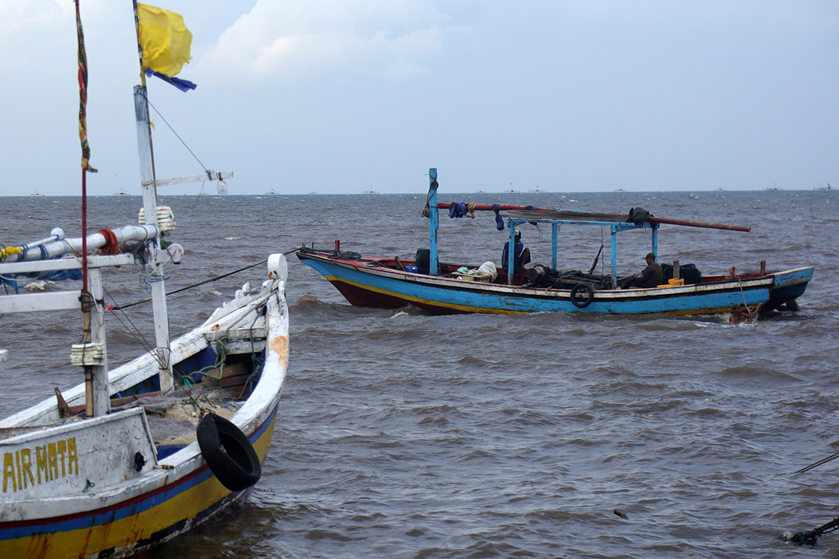 HARUS WASPADA: Nelayan di perairan Lekok saat melaut di atas perahu. Ada prediksi BMKG tinggi ombak bisa mencapai 1,29 meter di puncak musim hujan ini.