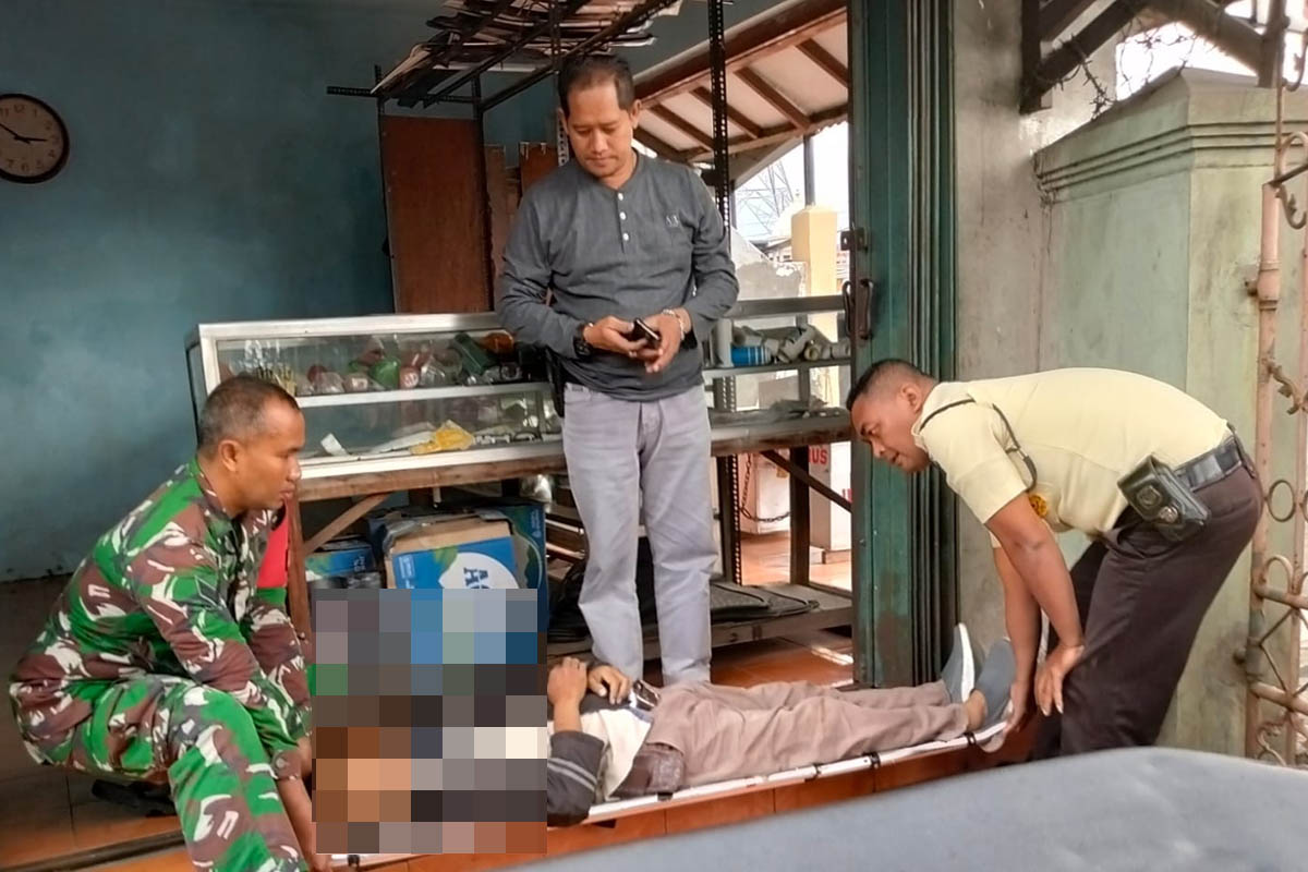 TKP: Evakuasi jasad Herri Surjadi, meninggal dunia saat menambal motornya. Berada di Desa Carat, Kecamatan Gempol.