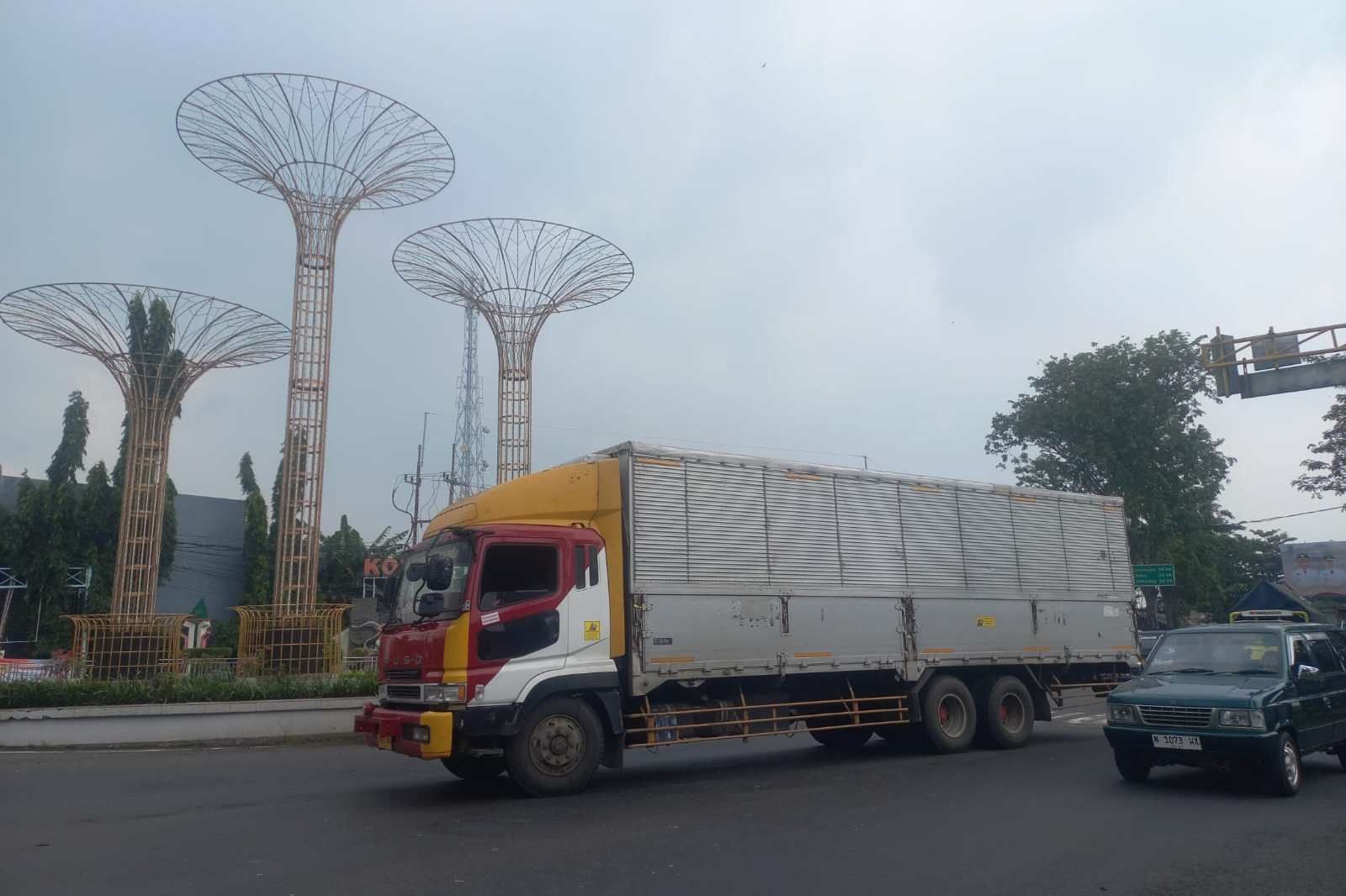 MELINTAS: Sejumlah kendaraan angkutan barang melintas di Simpang Tiga Ketapang, Kota Probolinggo, Senin (2/3).