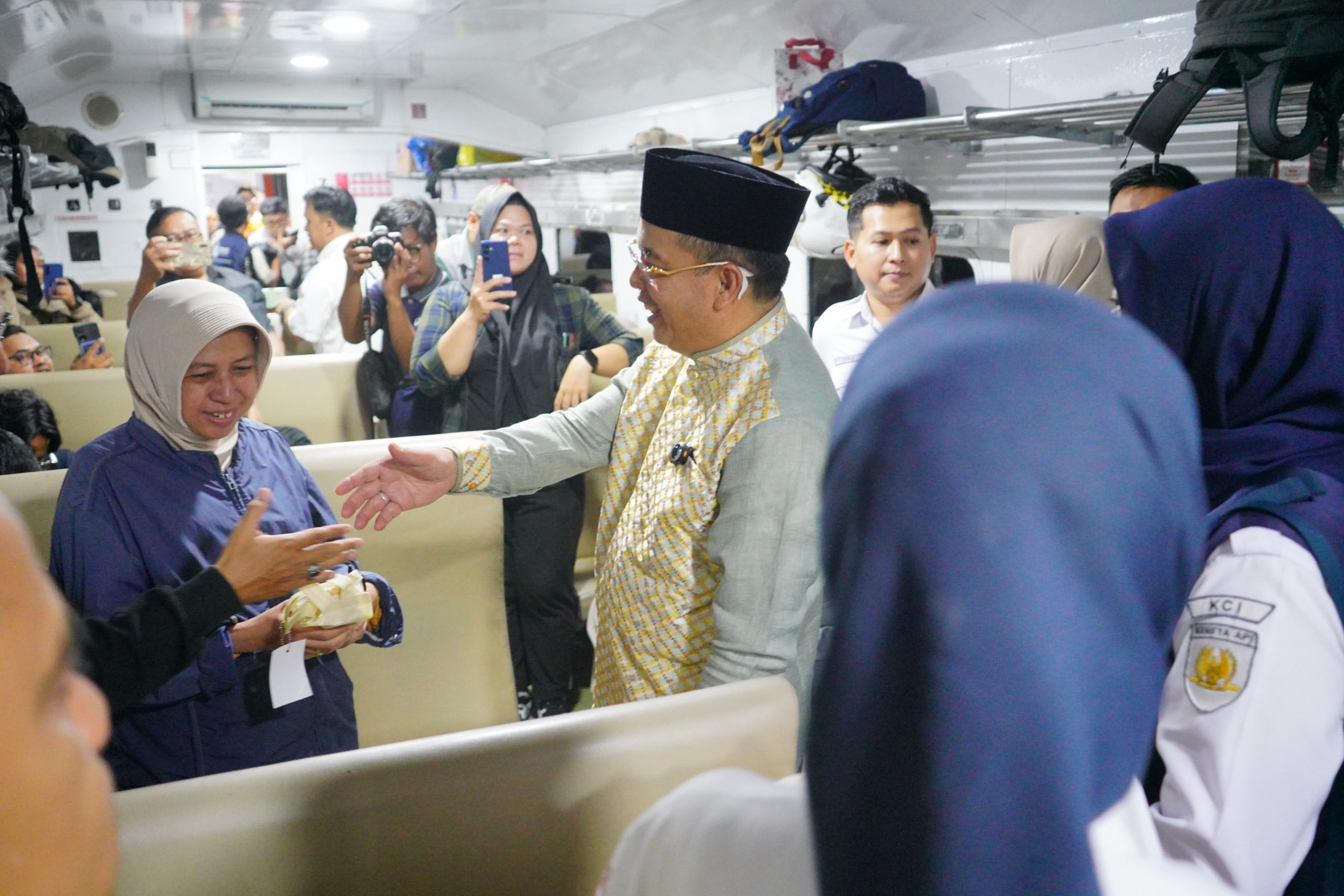 MENYAPA: Wali Kota Probolinggo dr. H. Aminuddin menyapa penumpang, sekaligus menjajal perjalanan perdana KA Commuter Line Supas Probolinggo bersama jajaran perangkat daerah.