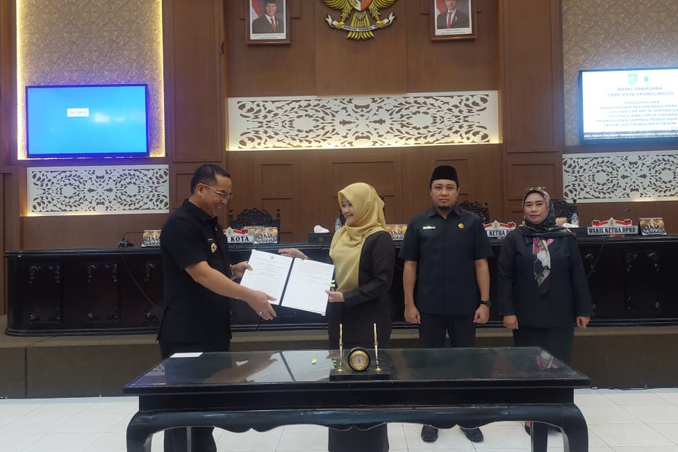 LHP BPK: Ketua DPRD Kota Probolinggo Hj. Dwi Laksmi Syntha Kusumawardhani menyerahkan Rekomendasi LHP BPK RI tahun 2025 Kota Probolinggo atas Kegiatan Peningkatan Sarana dan Prasarana Pendidikan Dasar