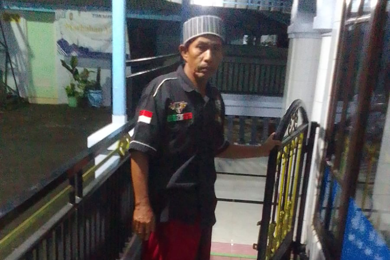 HARUS ISTIQAMAH: Agus konsisten menjadi petugas penjaga siaran bangunkan sahur di Masjid Wates Kebonsari Wetan, Kota Probolinggo.