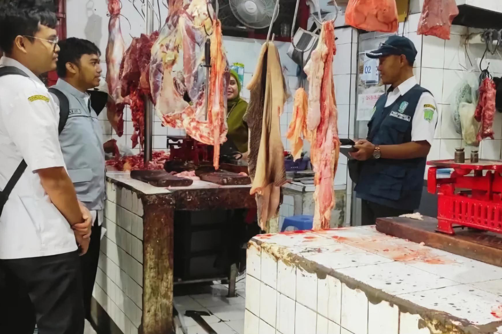 MONITORING: Tim Dinas Ketahanan Pangan, Pertanian, dan Perikanan Kabupaten Pasuruan memantau stok dan harga pangan di pasar daerah.