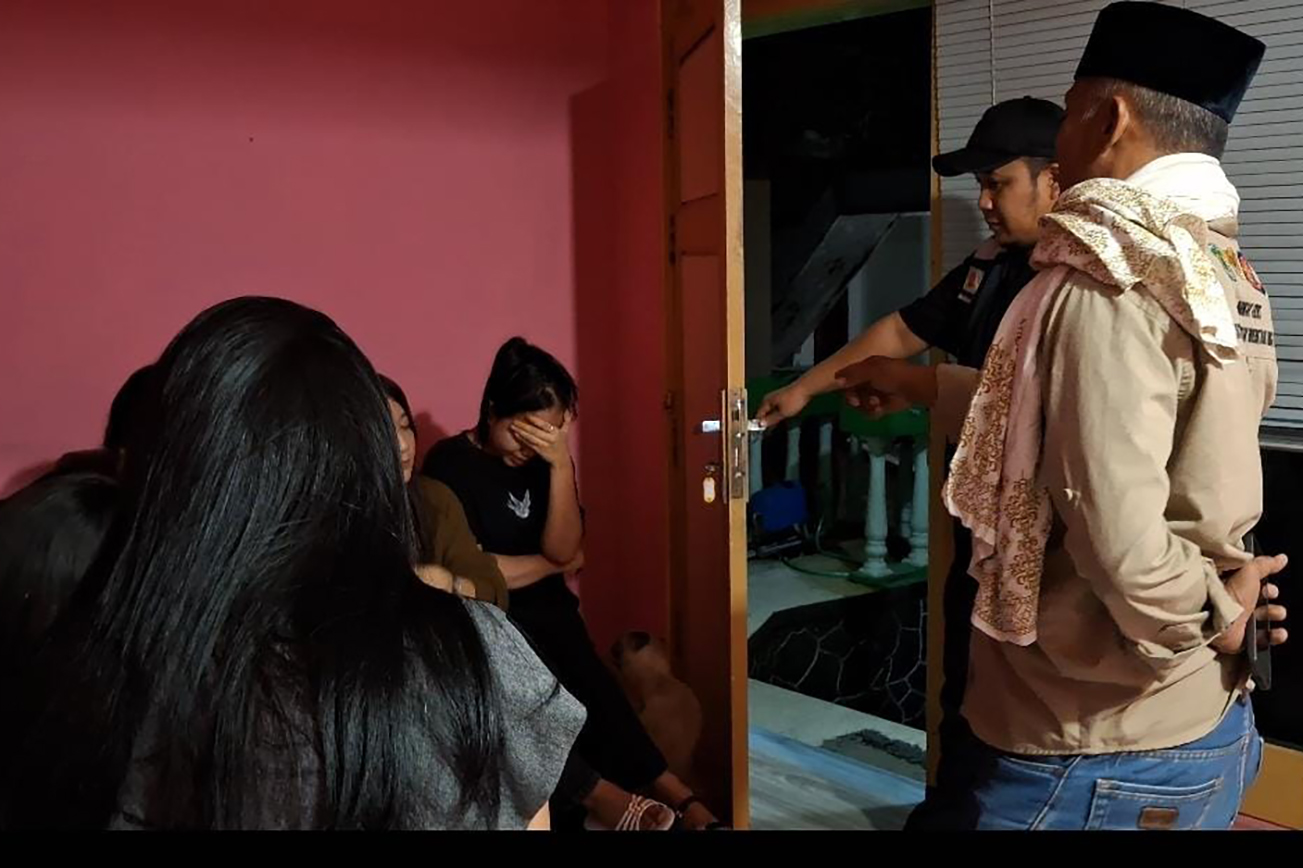 TERJARING: Satpol PP Kabupaten Pasuruan melakukan razia. Sejumlah PSK dipaksa angkat kaki dari Pasuruan. 