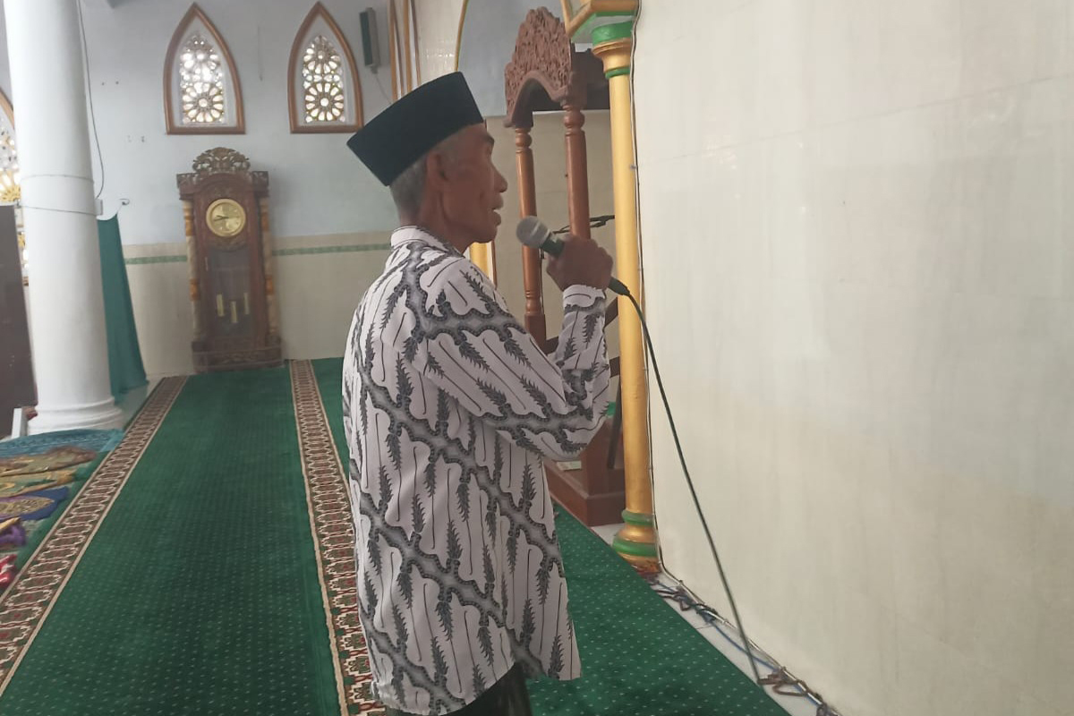 AZAN ASAR: Nidhom mengumandangkan azan asar sebelum jemaah datang di Masjid As Syafi&rsquo;i.