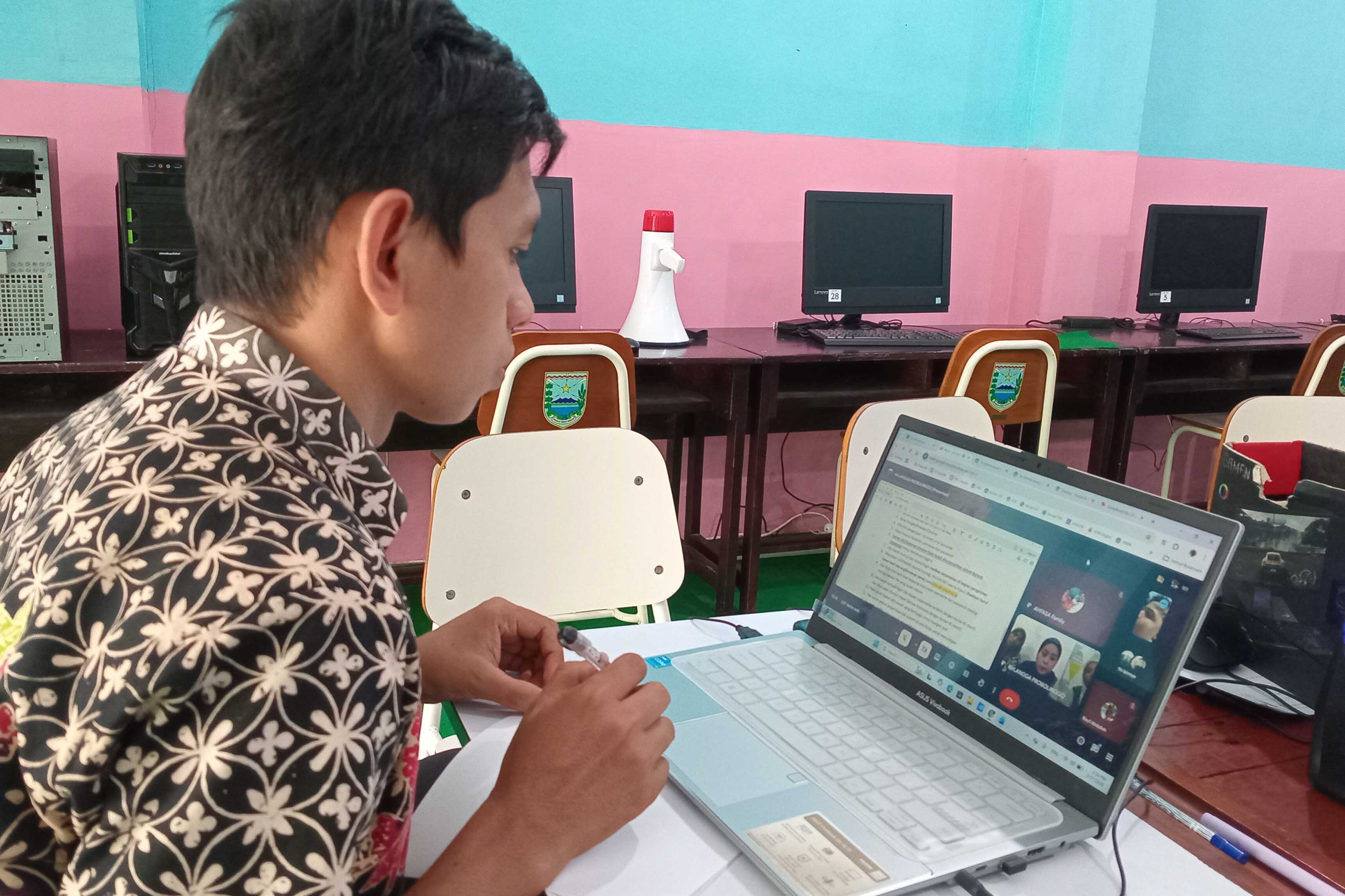 RAPAT KOORDINASI: Koordinator Kompetisi TKA SMPN 2 Kraksaan Abdul Rauf mengikuti rakor persiapan Kompetesi TKA via zoom meeting, Jumat (28/2).