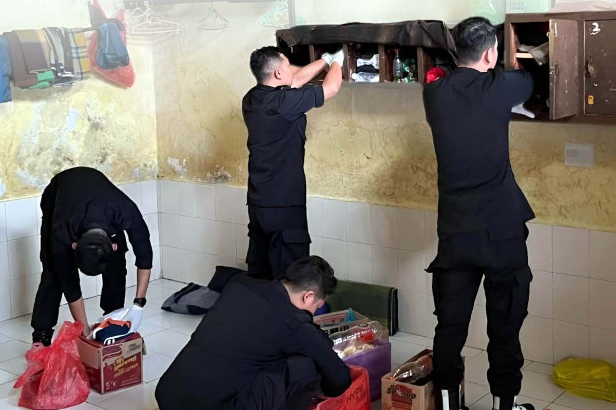 GELEDAH: Petugas Rutan Bangil saat melakukan penggeledahan. Dari kegiatan tersebut, ditemukan sejumlah barang terlarang.