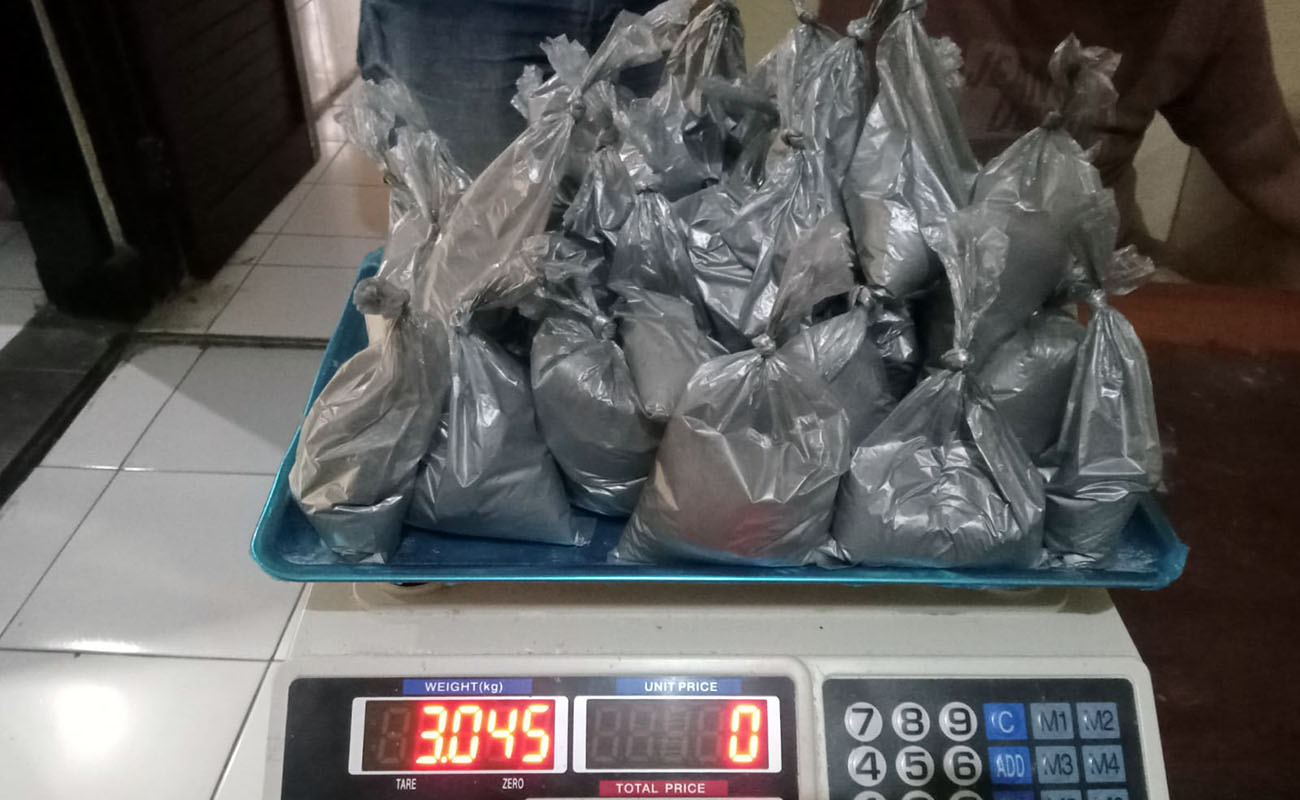 Barang bukti bubuk petasan yang diamankan petugas. 