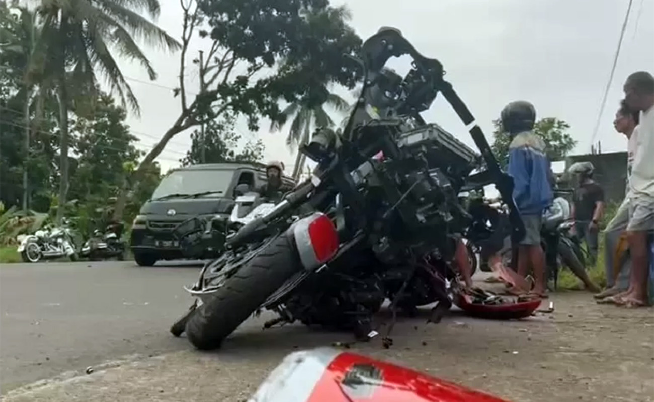 RUSAK: Bangkai motor gede yang masih RUSAK: Bangkai motor gede yang masih berada di bahu jalan. (Dokumentasi warga)