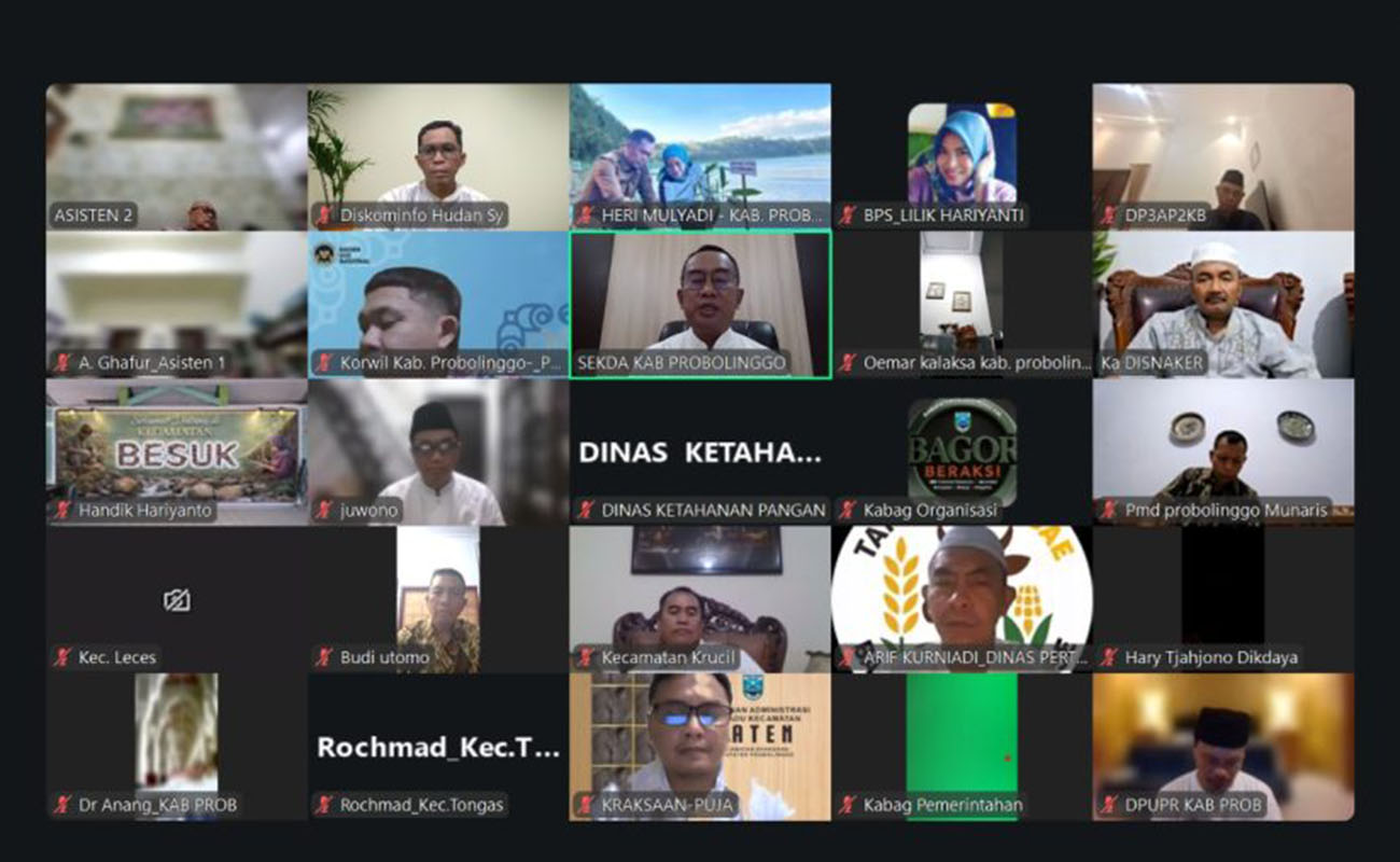 RAKOR: Satgas MBG Kabupaten Probolinggo bersama sejumlah pihak menggelar rapat koordinasi Sabtu (28/2) malam menyikapi temuan menu MBG berulat di Pakuniran.