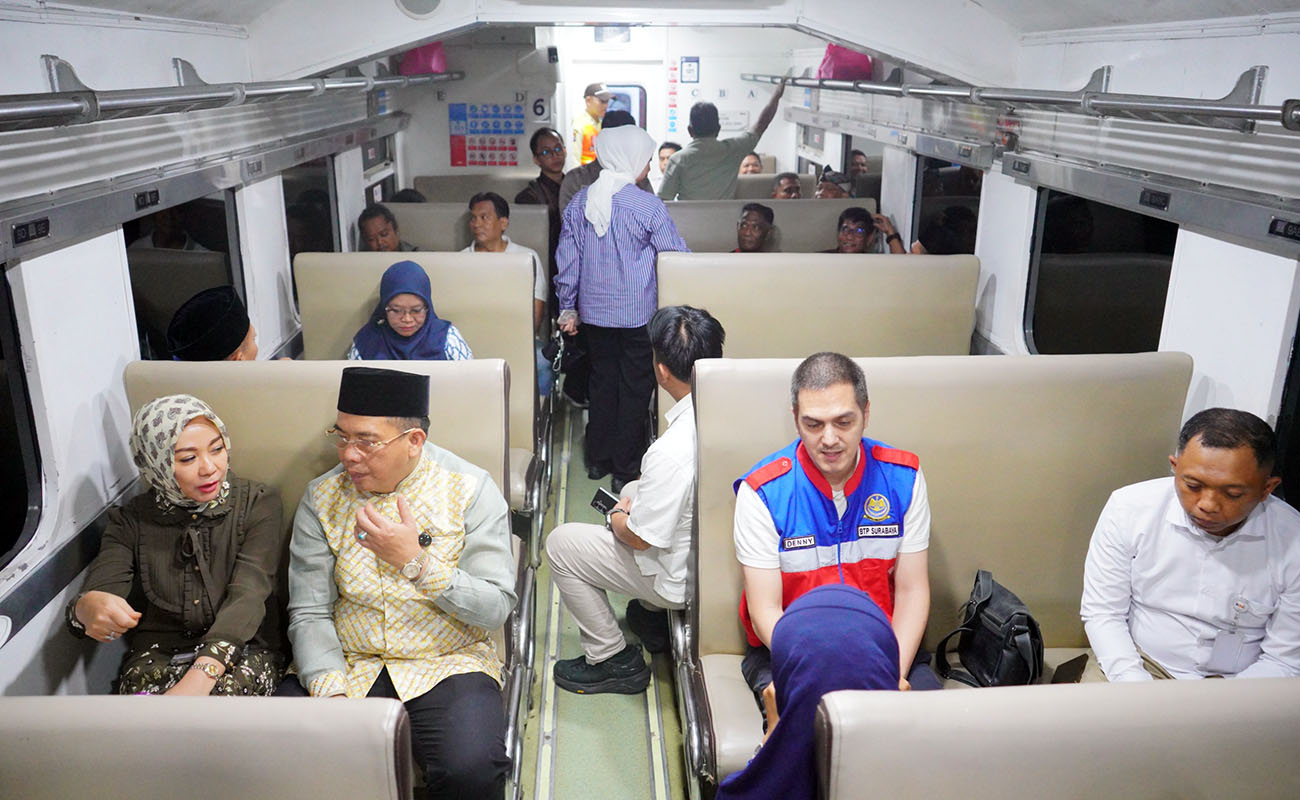 NYAMAN: Wali Kota Probolinggo dr Aminuddin dan Istri saat menikmati perjalanan Supas Probolinggo.