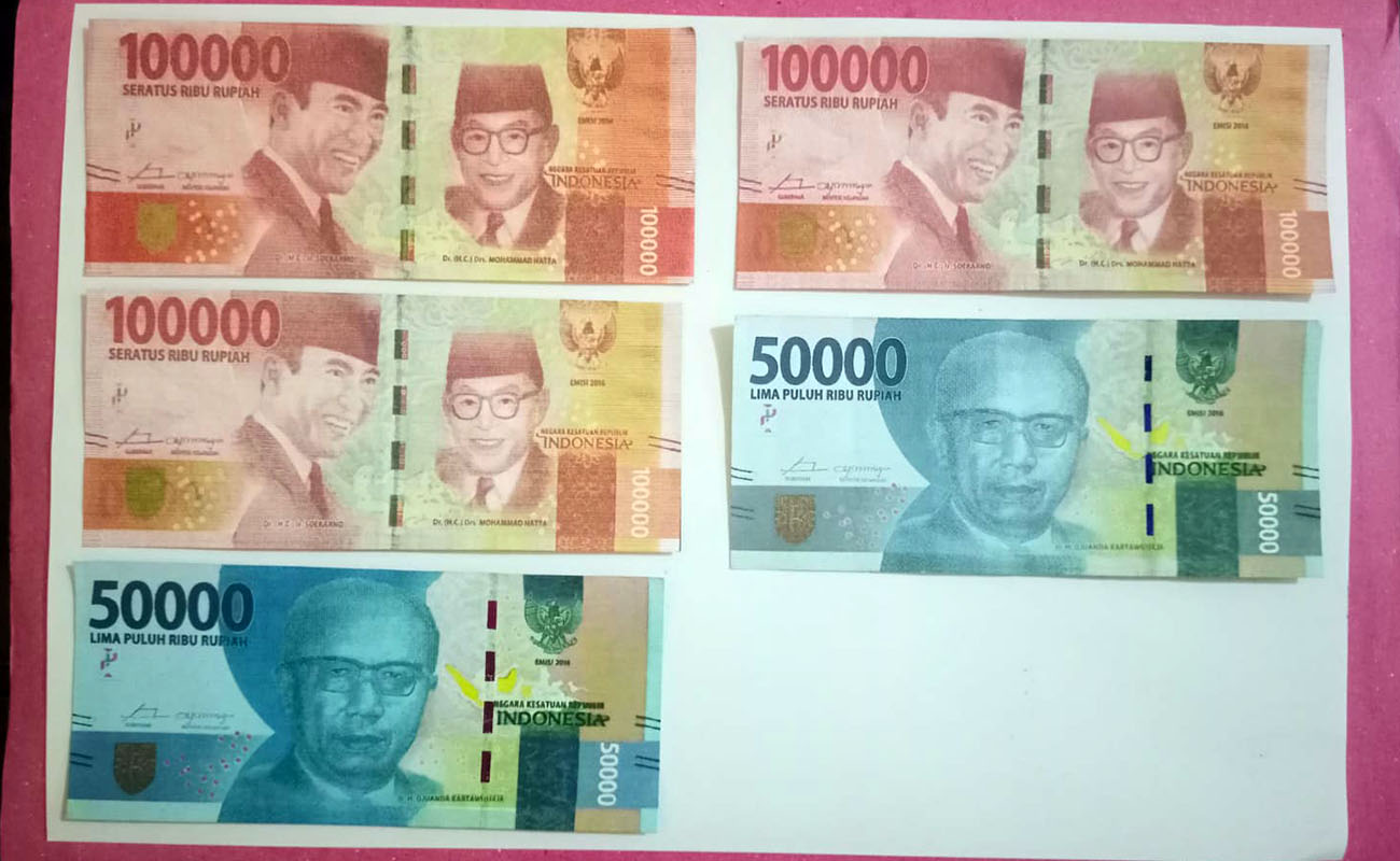 BARANG BUKTI: Sejumlah uang palsu yang diamankan dari tangan pelaku AF. 