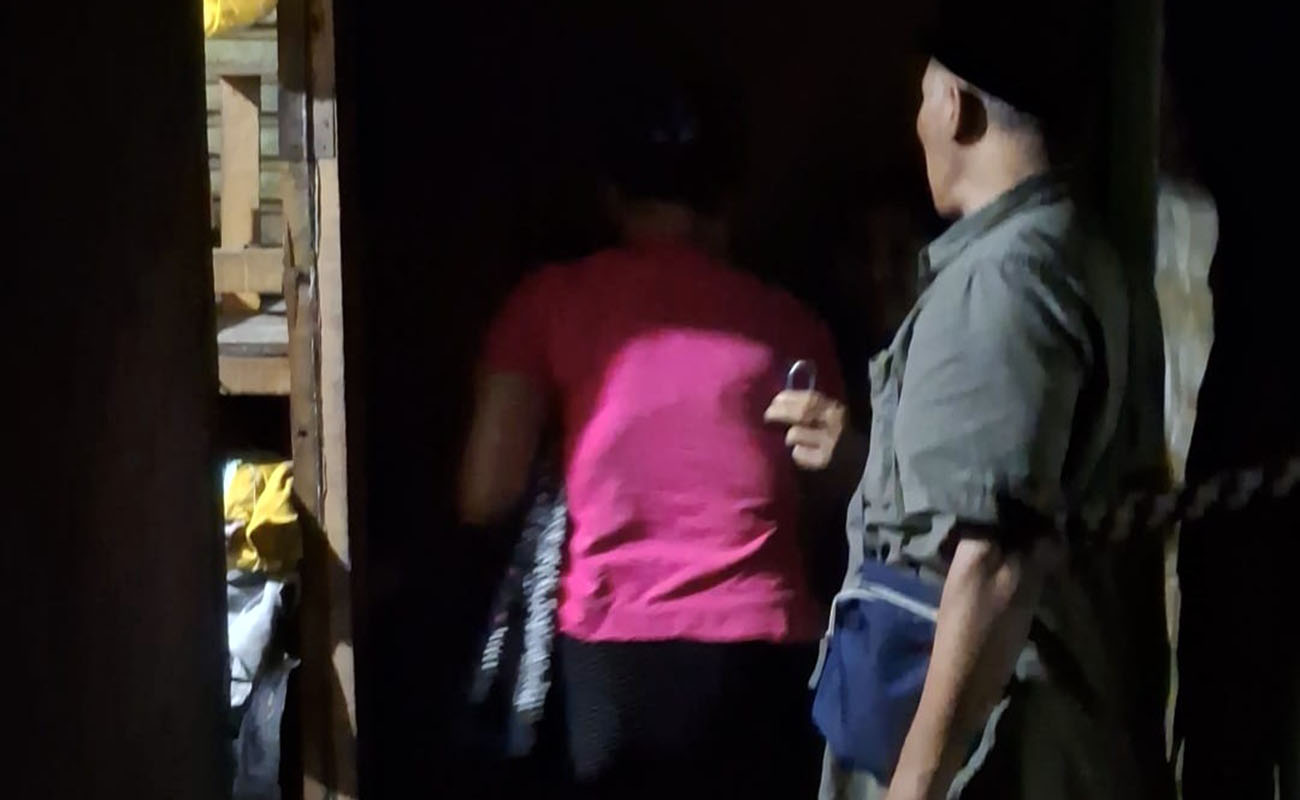Satpol PP Kabupaten Pasuruan bersama unsur trantib dari tiga kecamatan saat menggerebek warung remang-remang di Ngopak, Kecamatan Grati, Sabtu (28/2) malam.