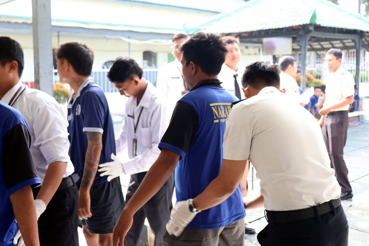 DIGELEDAH: Petugas Rutan Kraksaan saat melakukan penggeledahan. Selain kamar hunian, warga binaan juga tak luput dari pemeriksaan.