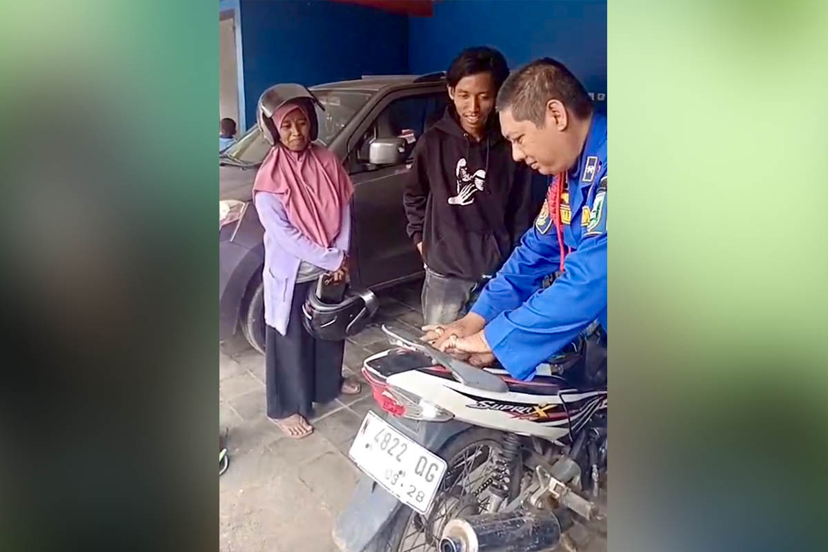 TERKUNCI: Petugas Damkar Unit Dringu melakukan rescue jok motor yang terkunci. 