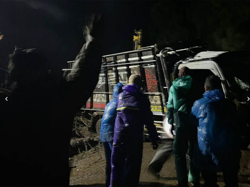 SENANG: Truk yang berhasil dievakuasi dari jurang di Desa Ngadiwono, Tosari, Pasuruan, Selasa (3.3) petang.