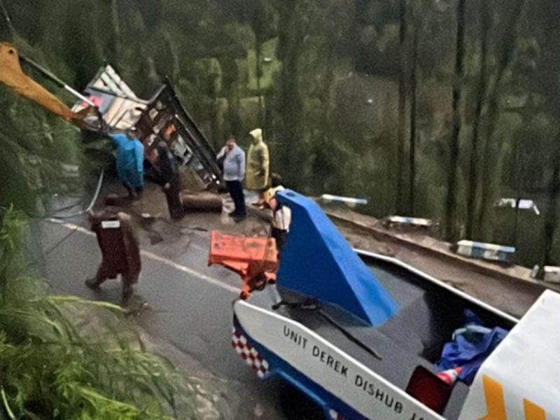 DITARIK: Derek milik Dinas Pekerjaan Umum Pemprov Jatim yang ikut dikerahkan untuk mengevakuasi.