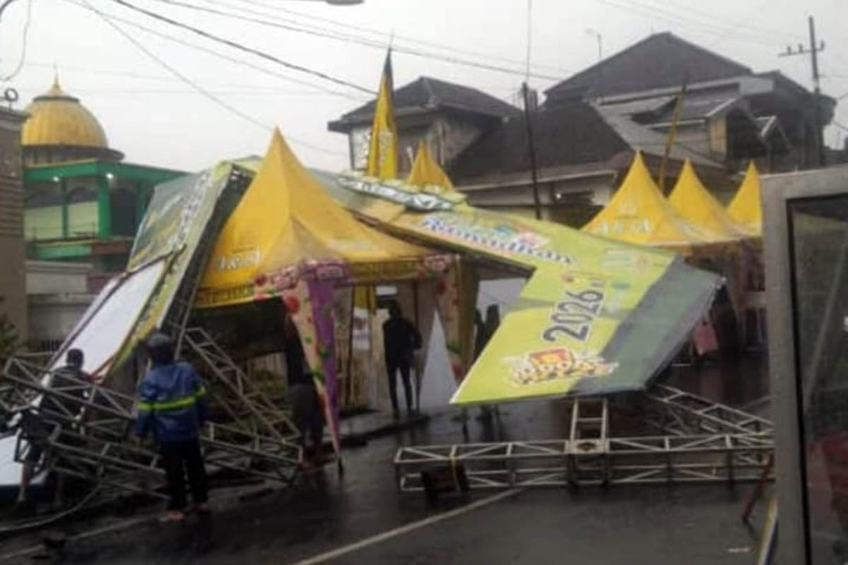 BERANTAKAN: Angin kencang yang menerjang tenda-tenda pasar takjil di wilayah Prigen.