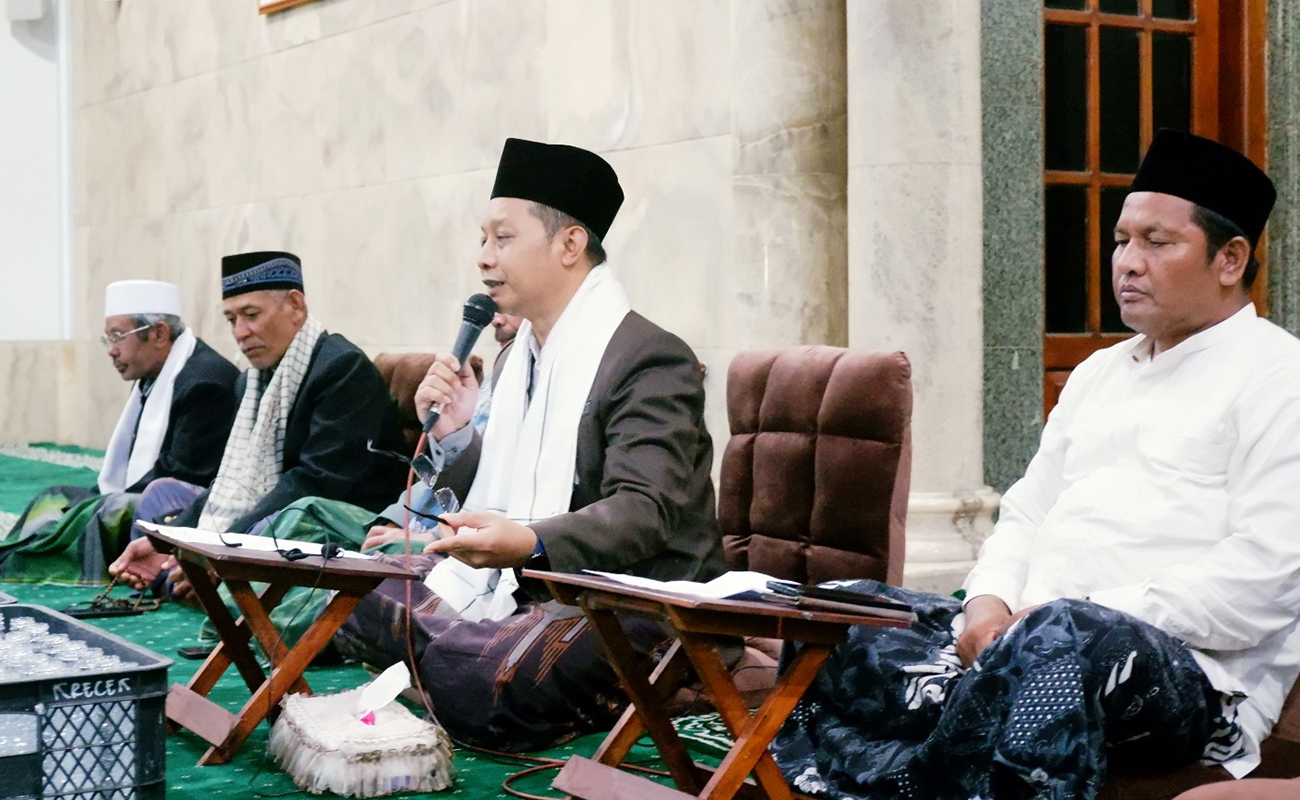 K.H. Yusuf Wijaya atau Gus Yus saat mengisi pengajian di Masjid An Nur Nongkojajar.