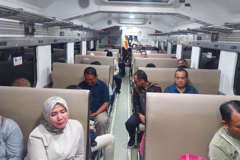 NYAMAN: Penumpang di dalam gerbong kereta api Commuter Line Supas Probolinggo.