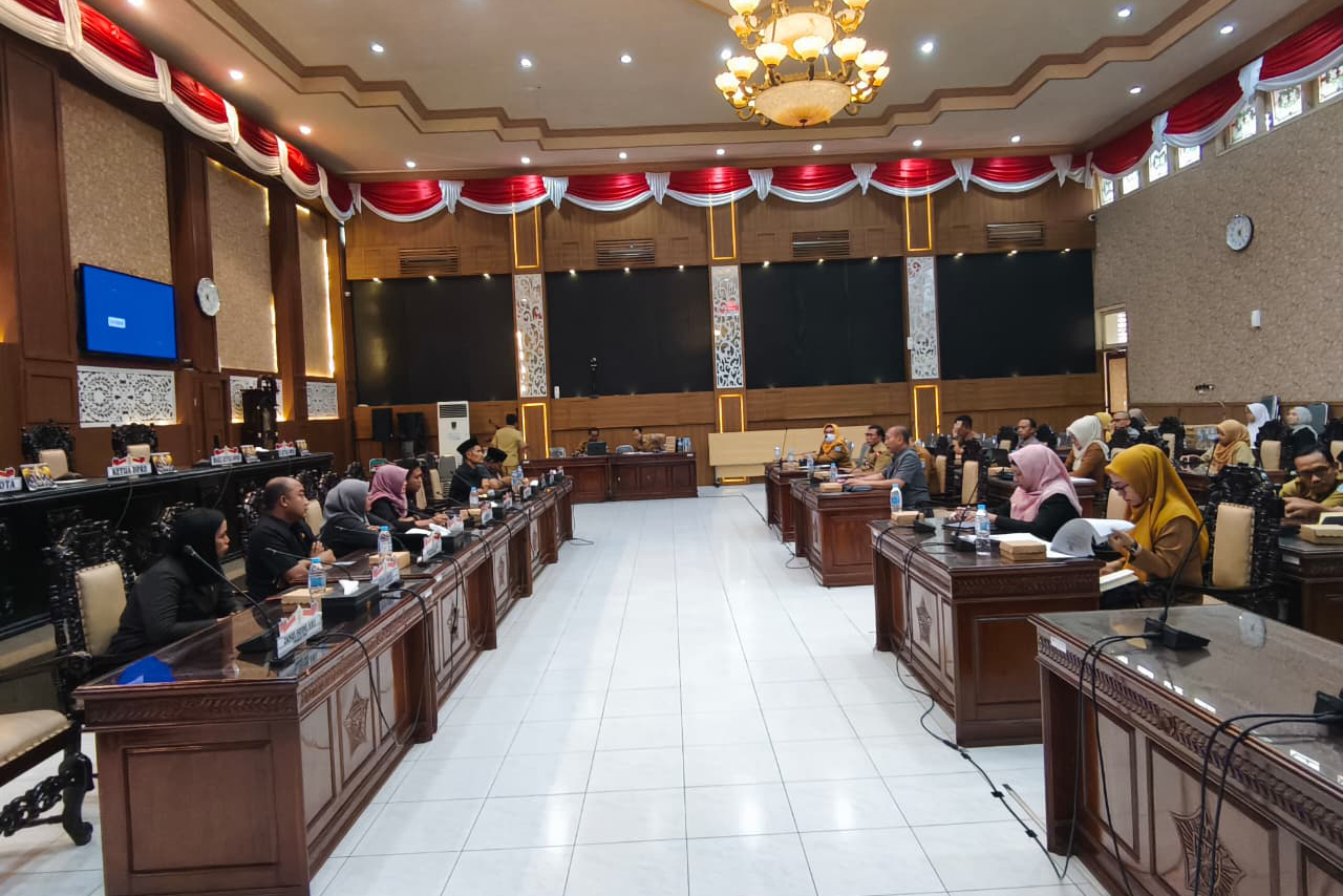 CARI SOLUSI: Komisi I DPRD Kota Probolinggo menggelar RDP dengan Pemkot Probolinggo, membahas THR bagi PPPK paro waktu.