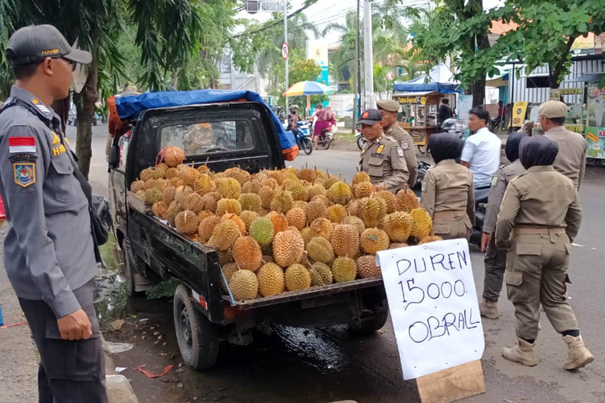 PENERTIBAN: Sejumlah petugas Satpol PP Kota Probolinggo saat melakukan penertiban para pedagang di Jalan HOS Cokroaminoto, Kota Probolinggo, Selasa (3/3).