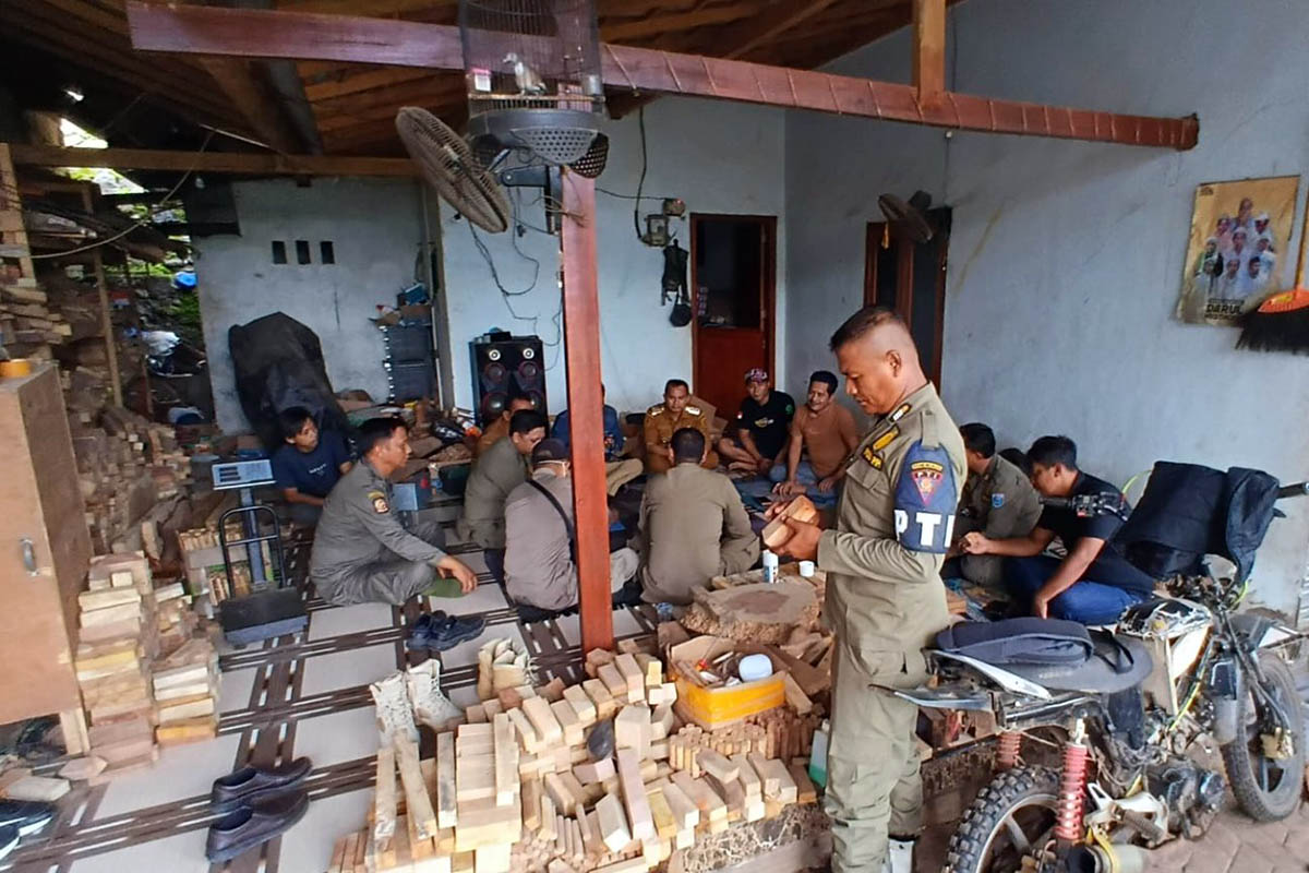 PERIKSA: Satpol PP Kabupaten Probolinggo saat mengunjungi salah satu usaha pengolahan kayu di Kecamatan Pakuniran.