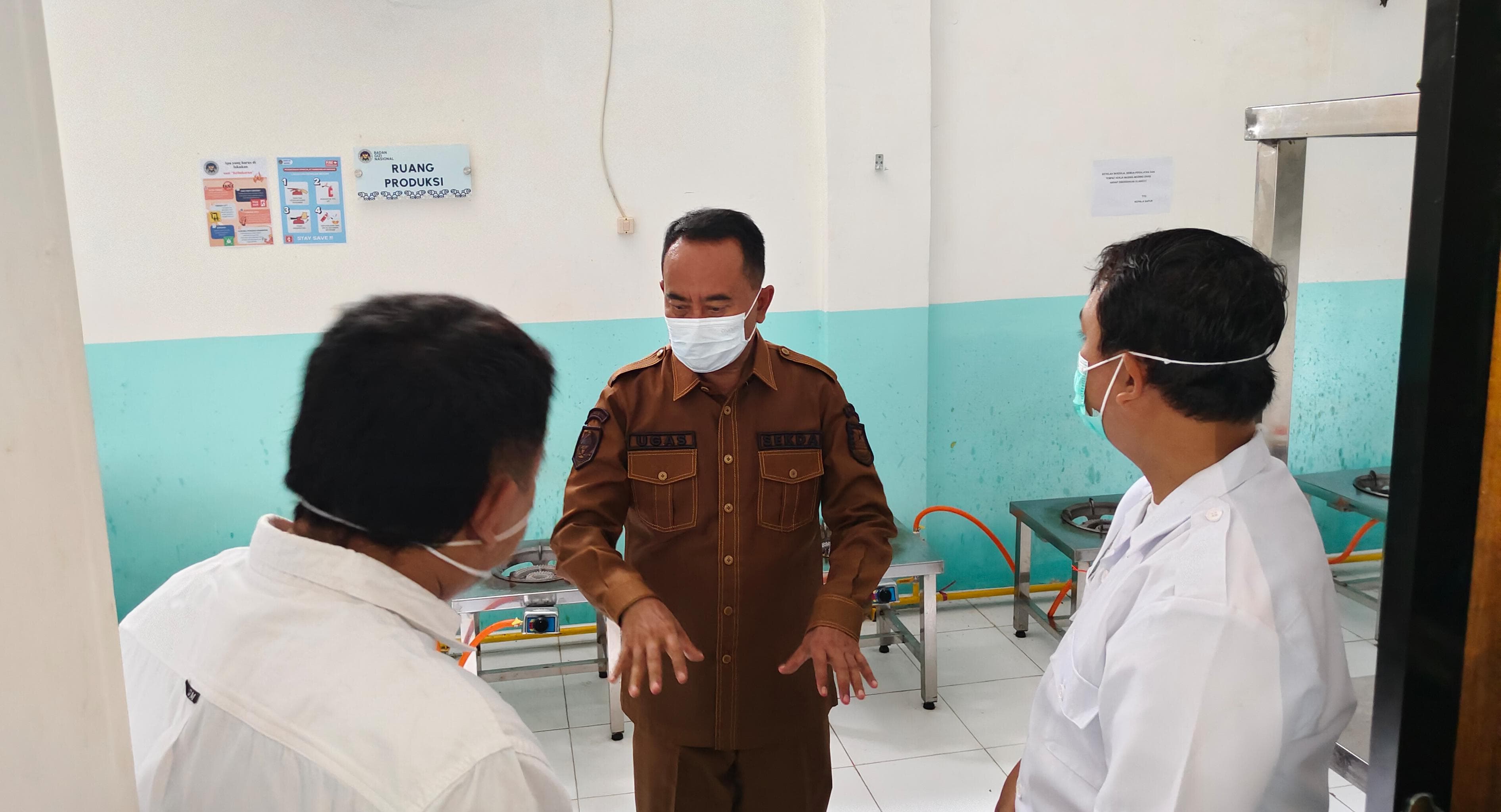 SIDAK: Sekretaris Daerah Kabupaten Probolinggo Ugas Irwanto saat melakukan monev di SPPG Sogaan, Kecamatan Pakuniran.