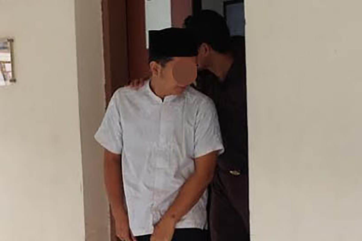 BAKAL LAMA DIPENJARA: Bur ketika mengikuti persidangan di Pengadilan Negeri Probolinggo.