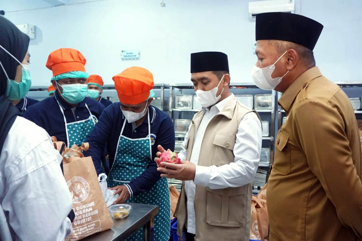 TINJAU: Wali Kota Pasuruan, Adi Wibowo bersama Forkopimda saat kunjungan ke salah satu SPPG yang ada di Kota Pasuruan. Ia ingin memastikan, menu yang disajikan, sesuai standar.