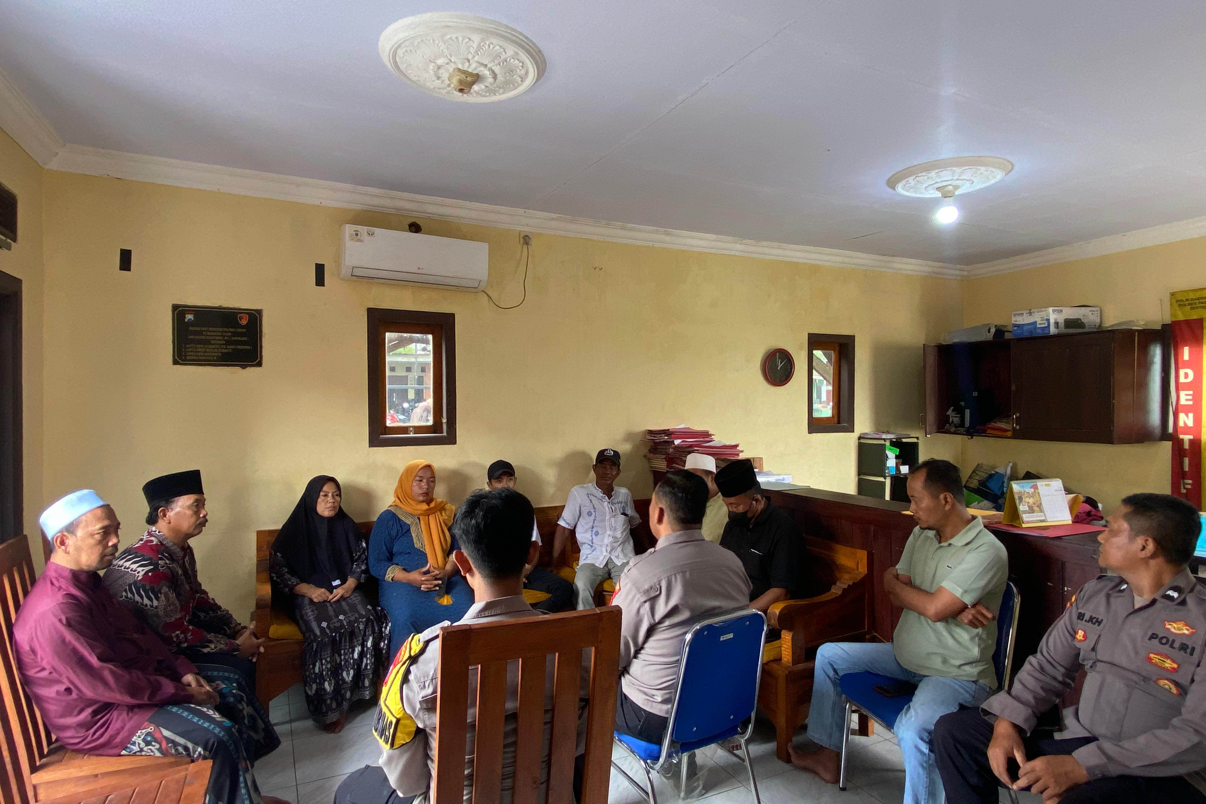 MEDIASI: Pihak keluarga Amsori berunding bersama Kapolsek Lekok dan jajaran unit reskrim.&nbsp;