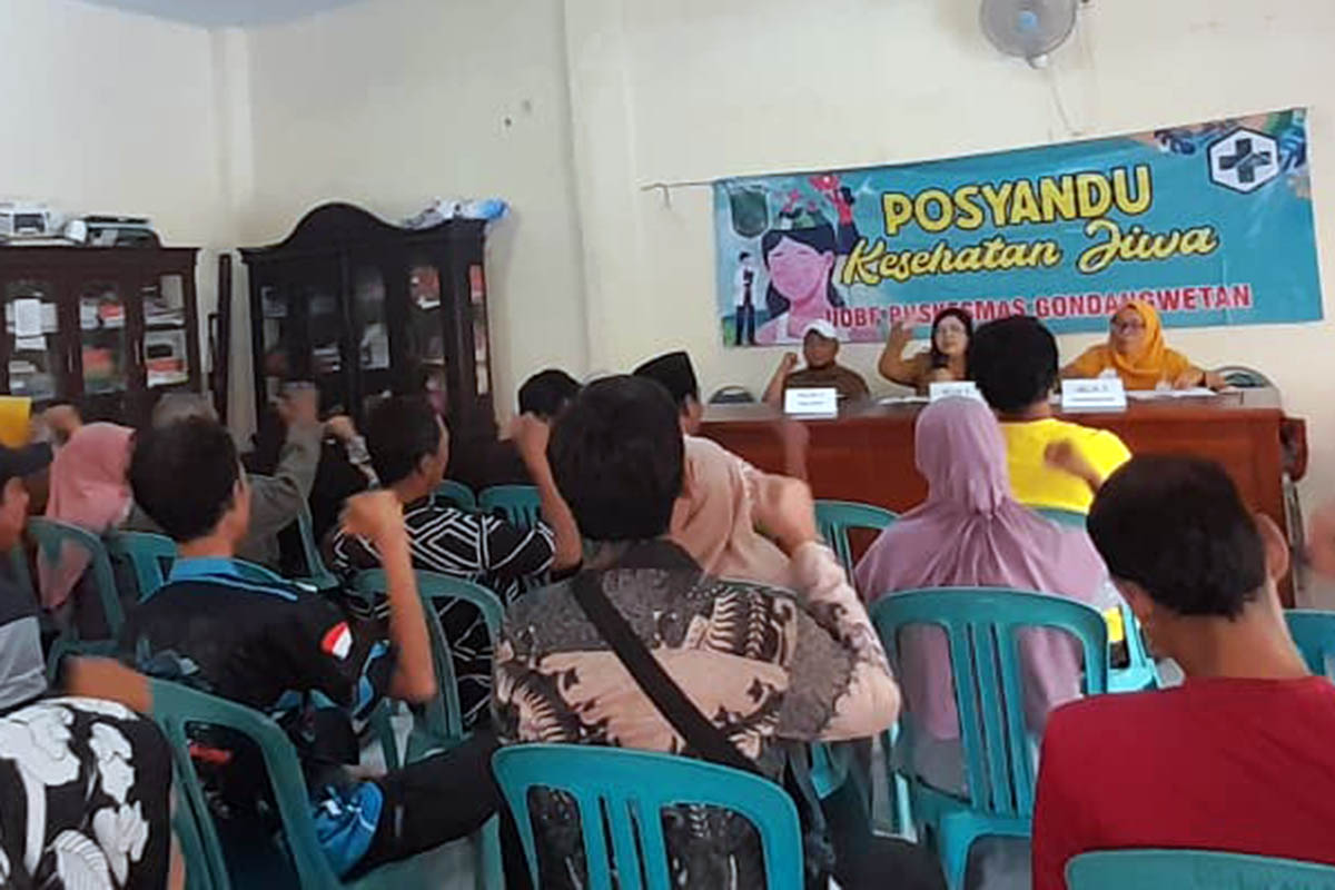 EDUKASI: Petugas kesehatan Puskesmas Gondangwetan saat memberikan edukasi tentang masalah kesehatan jiwa.