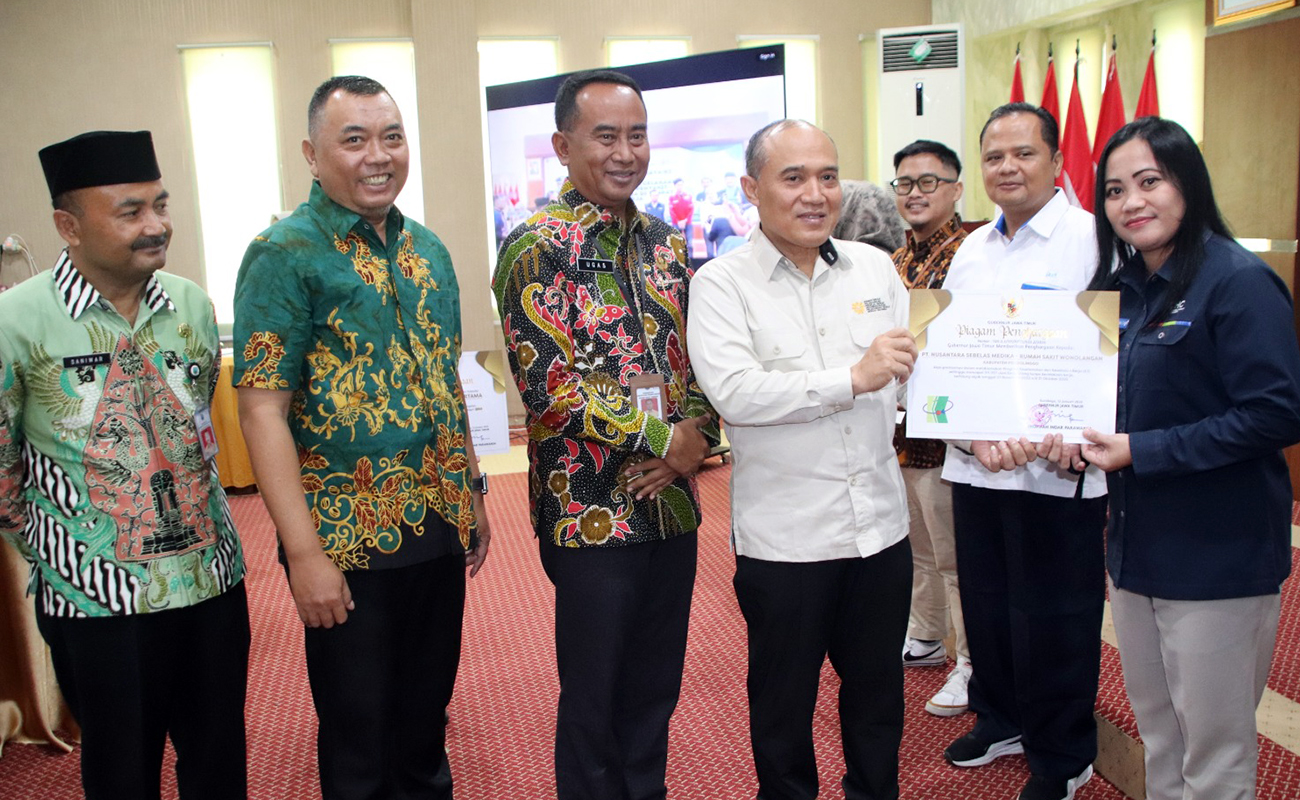 Direktur IHC RS Wonolangan, dr. Roosnindya menerima penghargaan dari Staf Ahli Kementerian Prof. Dr. Moch. Chotib, disaksikan sekda Ugas Irwanto. 