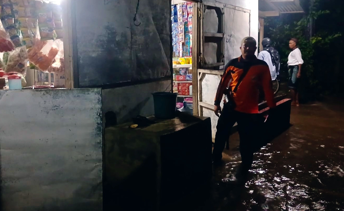 Kondisi salah satu rumah di Brumbungan Lor Gending yang terendam banjir. 