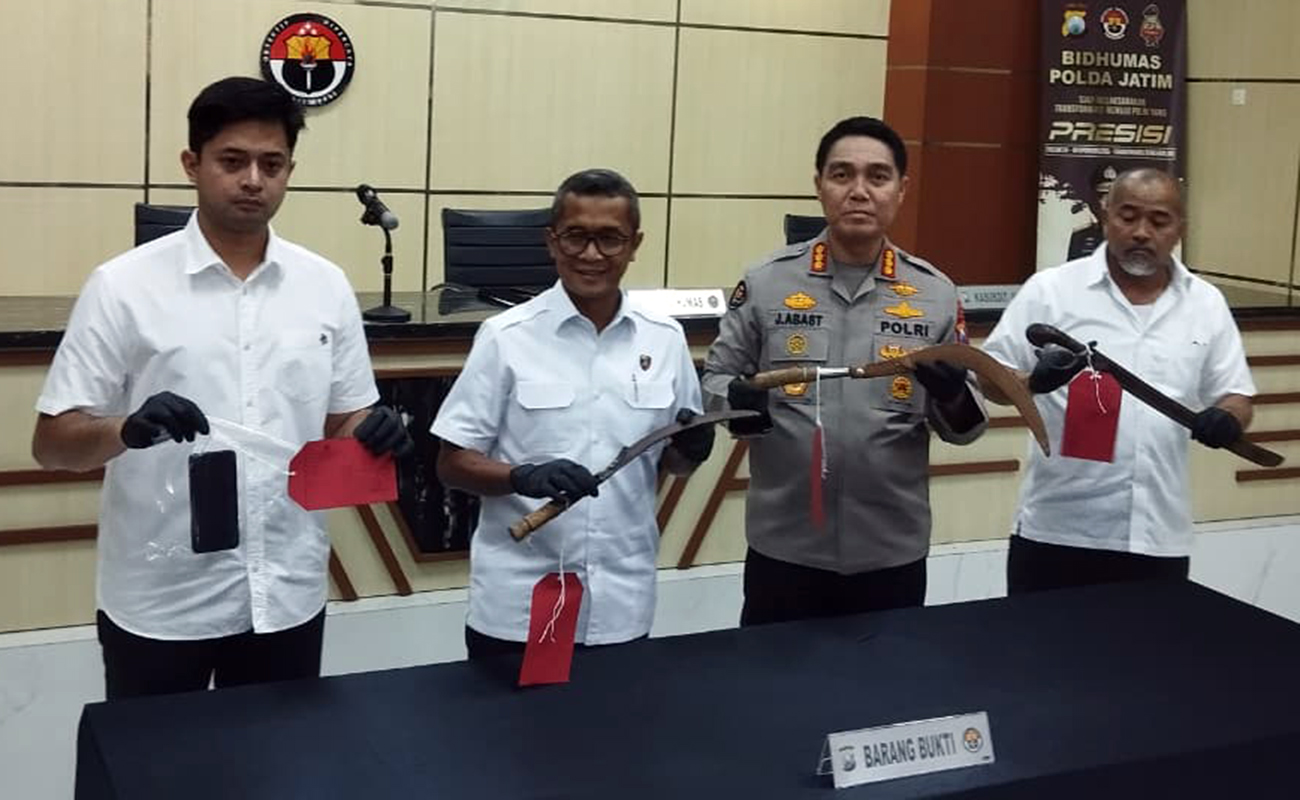 Kabid Humas Polda Jatim Kombespol Jules Abraham Abast  (seragam ceokelat) dan jajaran saat menunjukkan barang bukti. (JawaPos)