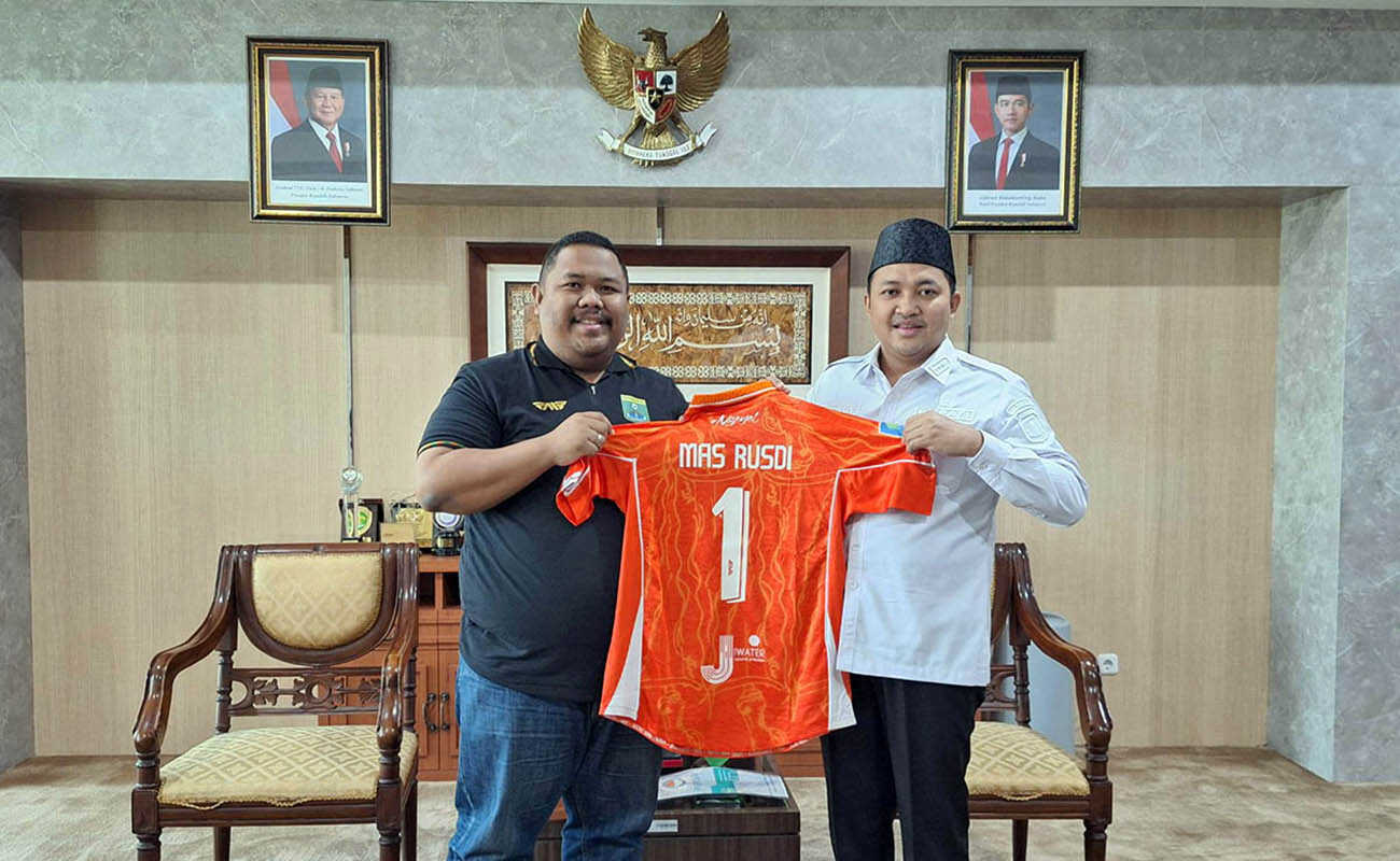TANPA SYARAT: Manajer Persekabpas Gaung Andaka menyerahkan jersey ke Bupati Pasuruan Rusdi Sutejo di kantornya, (Rabu (4/3) siang.