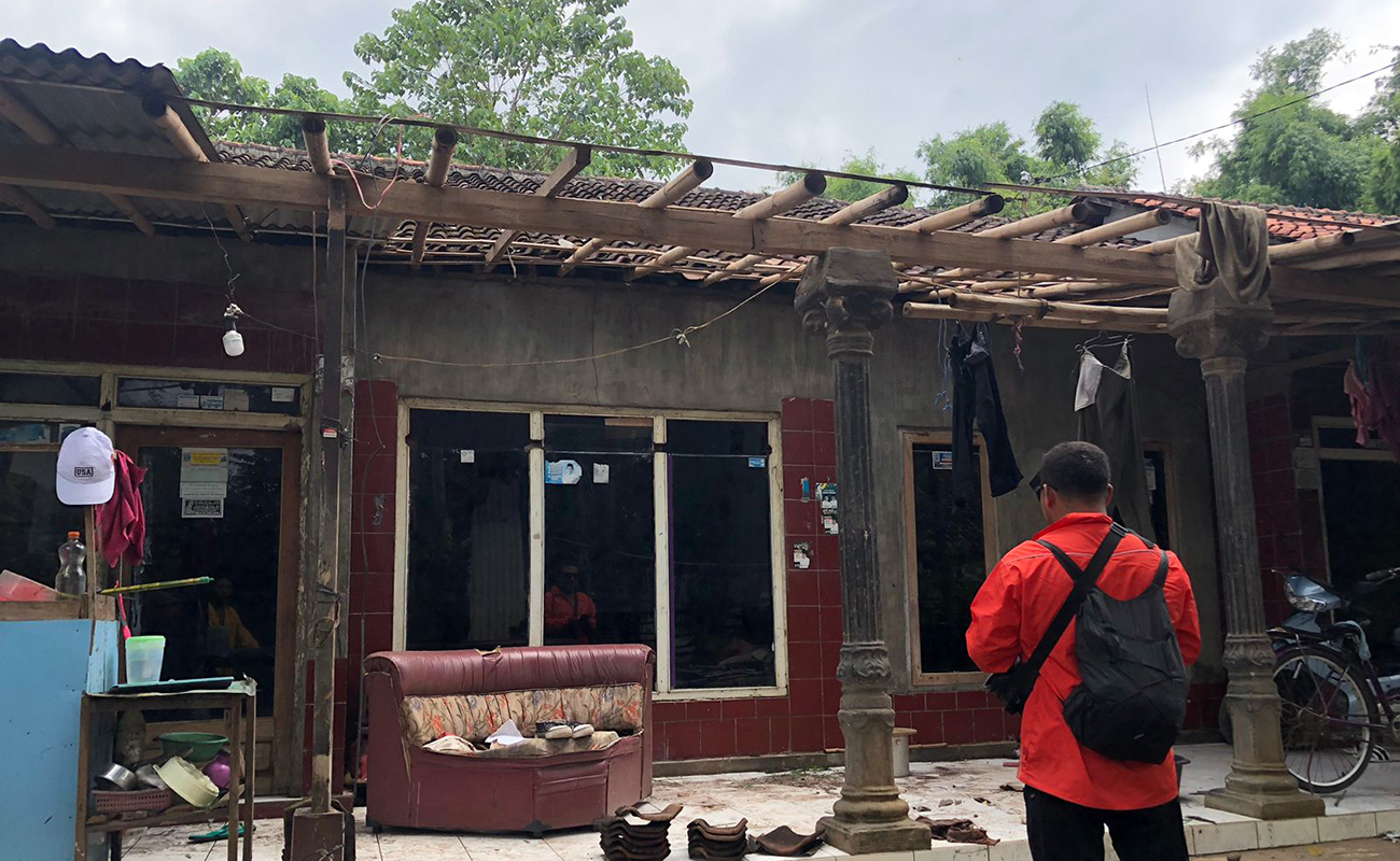 RUSAK: Kondisi teras rumah Bela Ardelia Kamal, 24, di Dusun Krajan, Desa/Kecamatan Bantaran, Kabupaten Probolinggo, pasca diterpa angin kencang Rabu (4/3) siang.