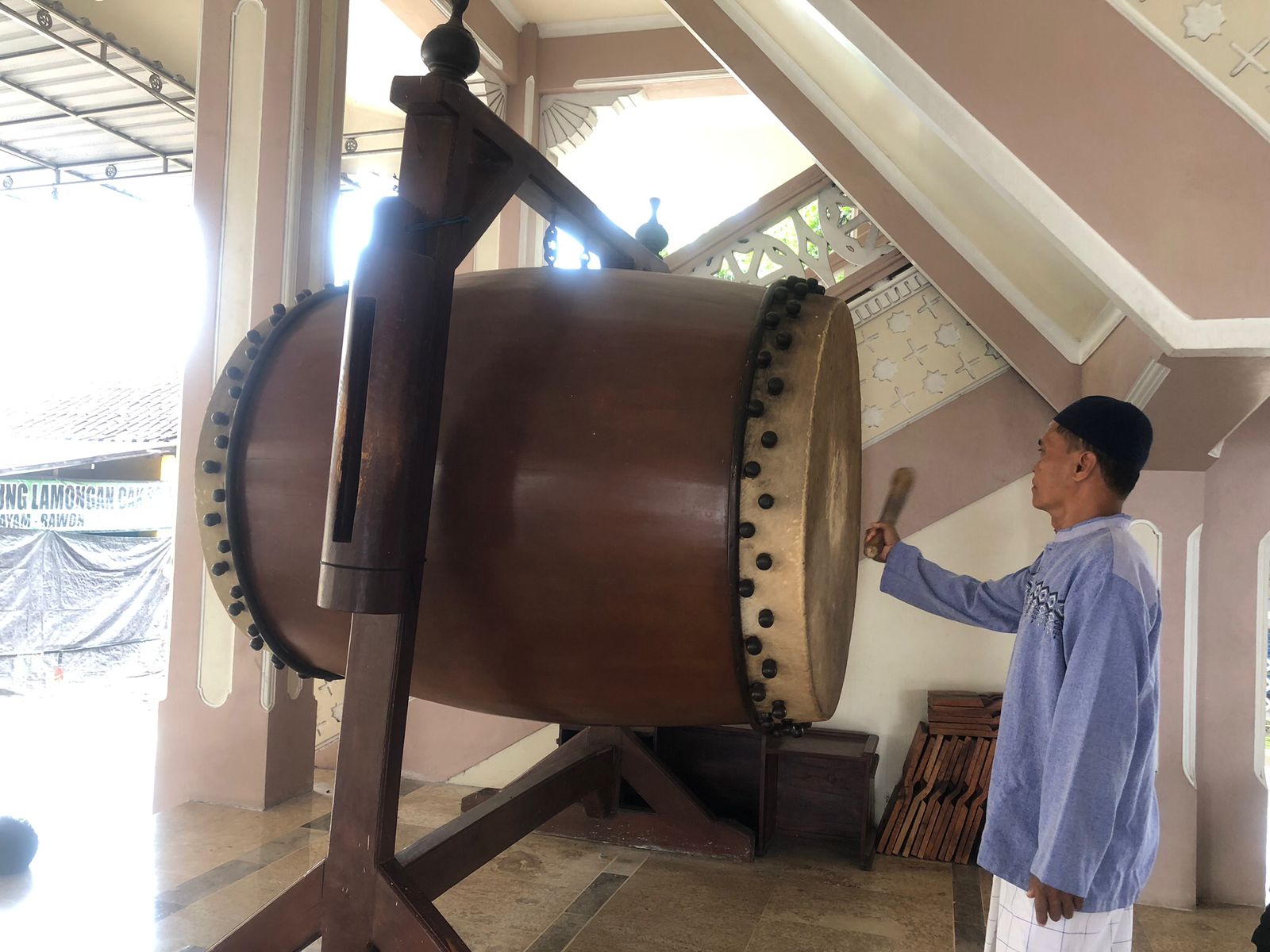 SEMANGAT: Hari Suhartono menabuh beduk di Masjid Ar-Royyan, Kecamatan Tongas, Kabupaten Probolinggo.