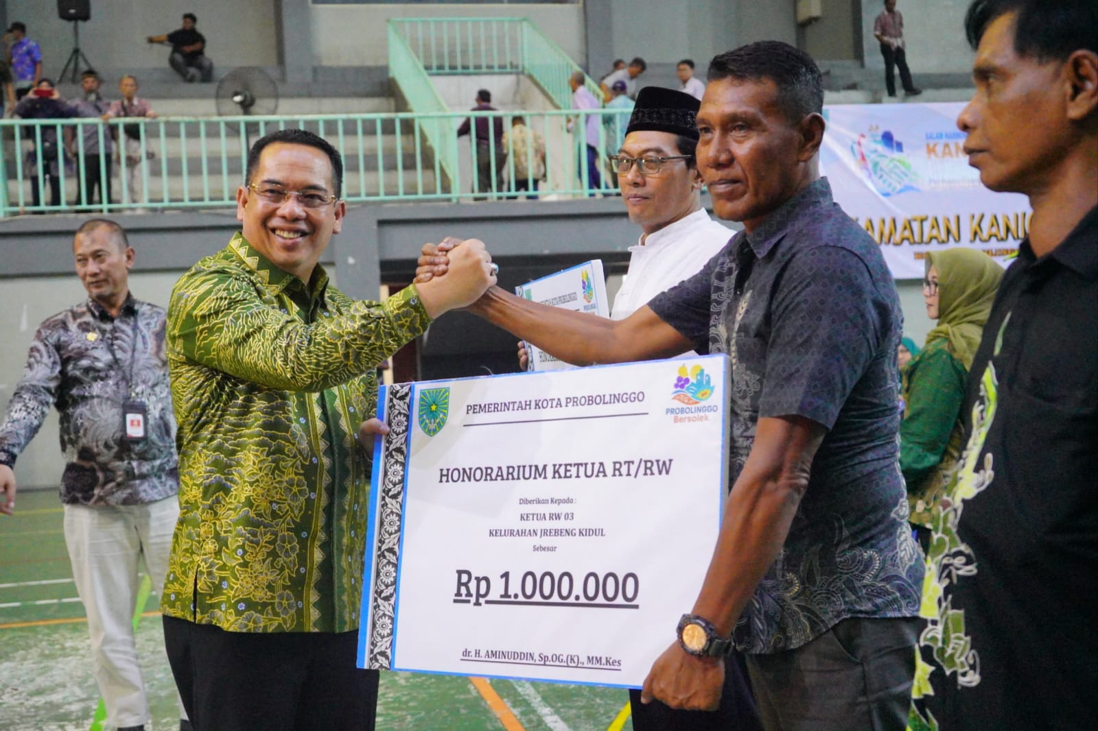 TAMBAH HONOR: Wali Kota Probolinggo dr. Aminuddin secara simbolis menyerahkan honor Ketua RT-RW se-Kota Probolinggo.