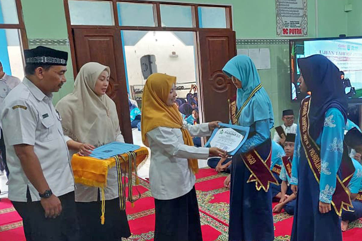 MEMBANGGAKAN: Kepala Disdikbud Kota Probolinggo Siti Romlah menyerahkan penghargaan terhadap siswa yang wisuda tahfidz.