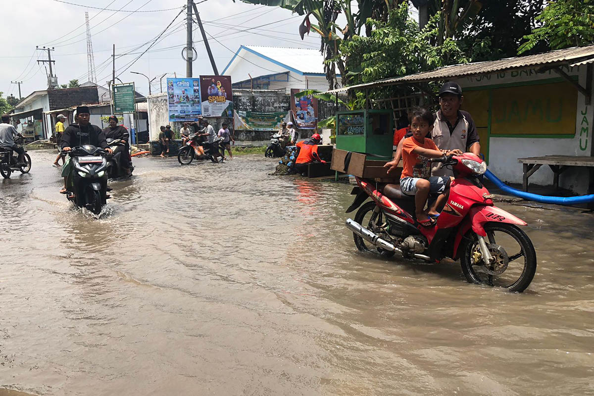 MOGOK: Sejumlah motor mogok akibat menerjang genangan di Dusun Plerenan, Desa Sumberkedawung, Kecamatan Leces, Kabupaten Probolinggo, Kamis (5/3) siang.