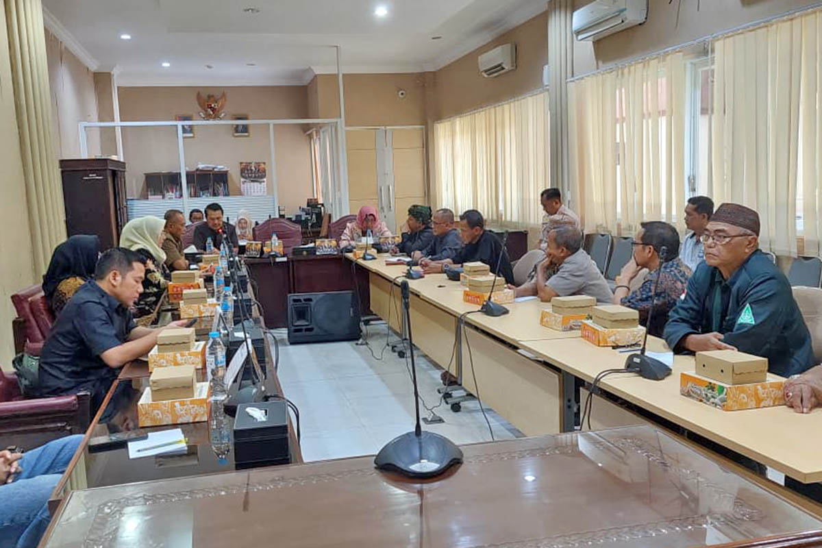 RAPAT: Hearing yang berlangsung di kantor DPRD Kota Probolinggo. Dalam hearing itu disepakati, mobil sayur dilarang parkir di area Pasar Gotong Royong.