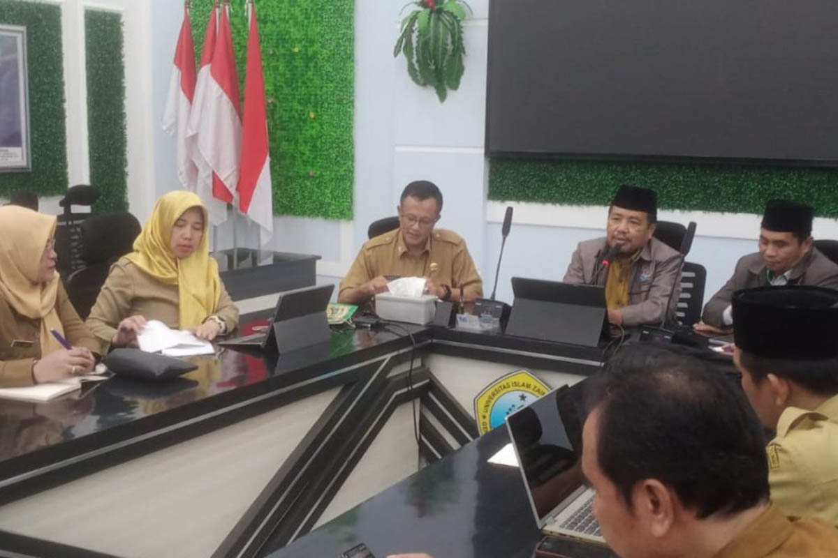 AGAR TAK POLEMIK: Dewan Pendidikan Kabupaten Probolinggo sosialisasi Perbup Nomor 7 Tahun 2026 dan Permendikbud RI Nomor 23 Tahun 2017di ruang seminar KH Hasan Saifourridzal Universitas Islam
