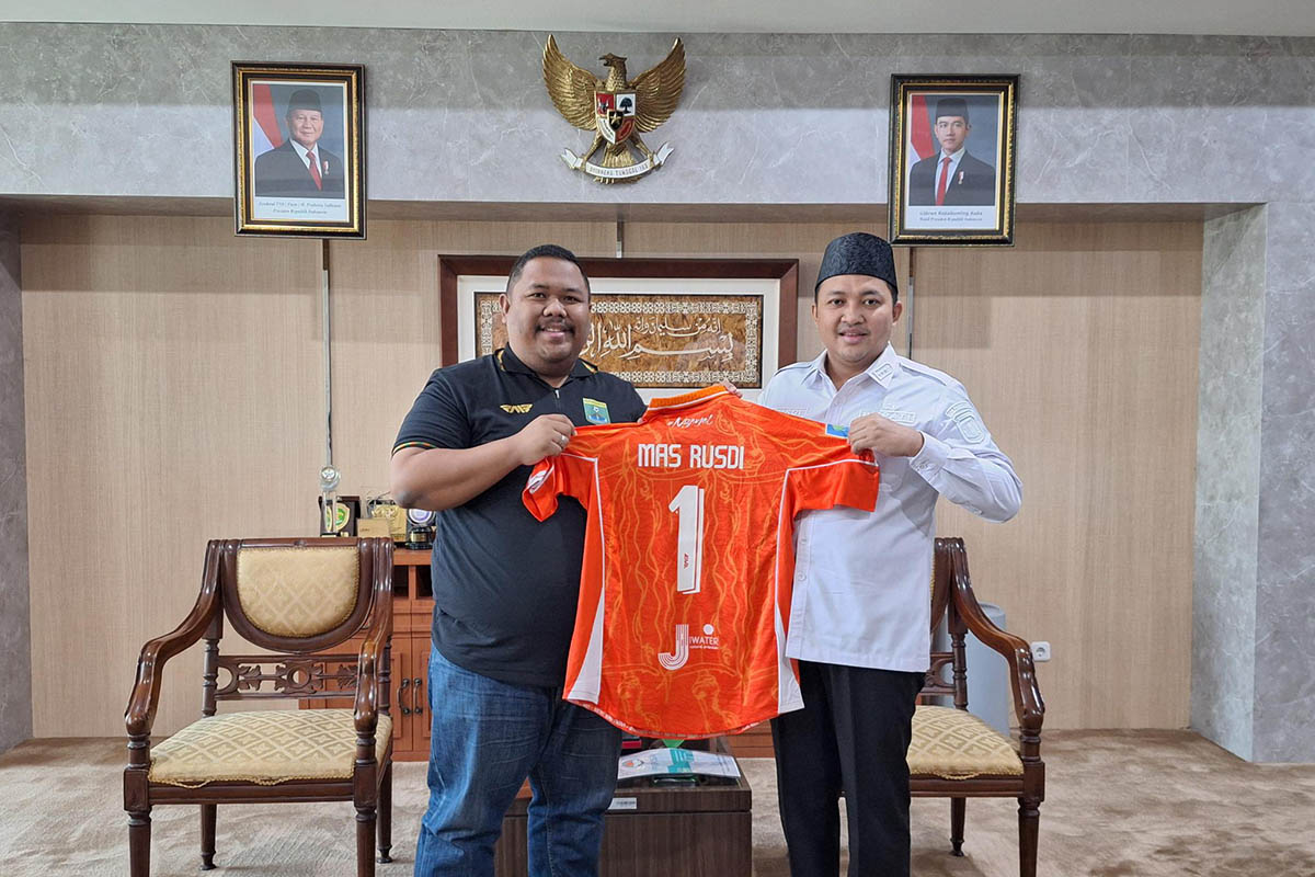 TANPA SYARAT: Manajer Persekabpas Gaung Andaka menyerahkan jersey ke Bupati Pasuruan Rusdi Sutejo di kantornya, (Rabu (4/3) siang.