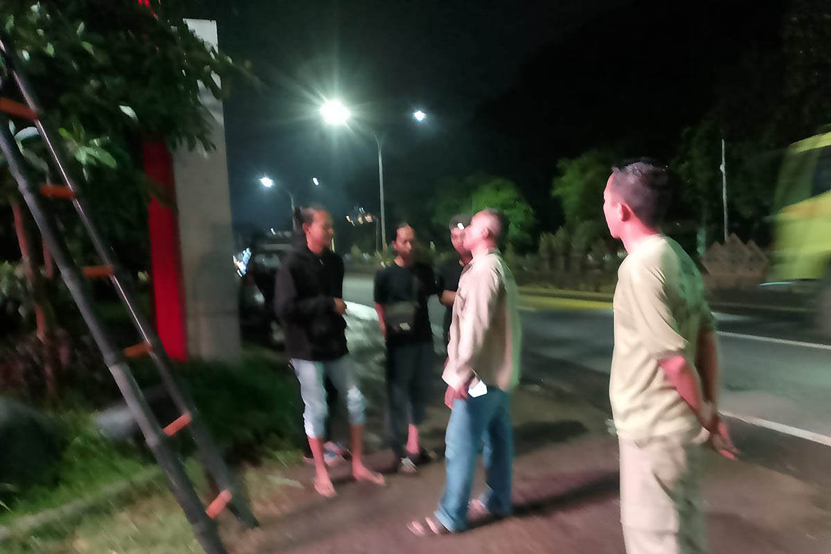 DITEGUR: Petugas Satpol PP saat menghentikan paksa pemasangan kabel wifi di wilayah Raci, Kecamatan Bangil, Kabupaten Pasuruan. Langkah ini diambil, lantaran ditengarai tidak memiliki izin.