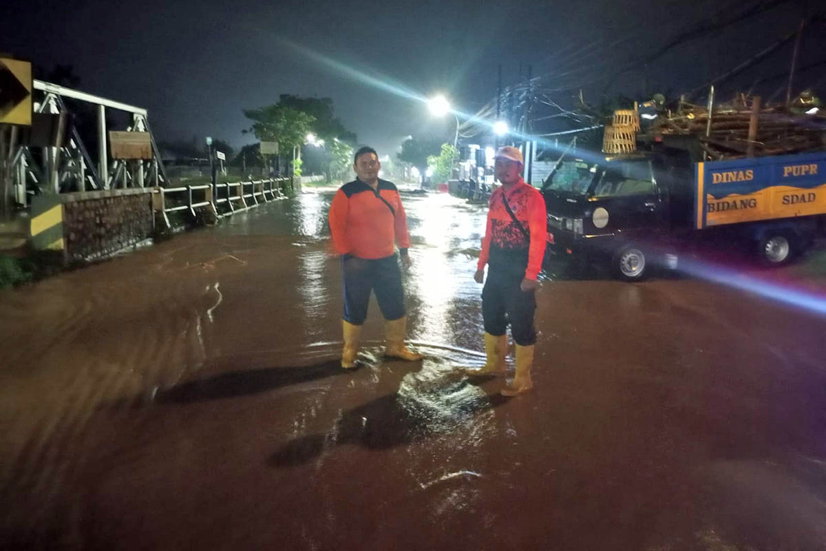 TERGENANG: Air Sungai Petung meluap dari jembatan Buk Wedi. Kondisi itu, sudah berlangsung sebanyak delapan kali saat musim penghujan ini.